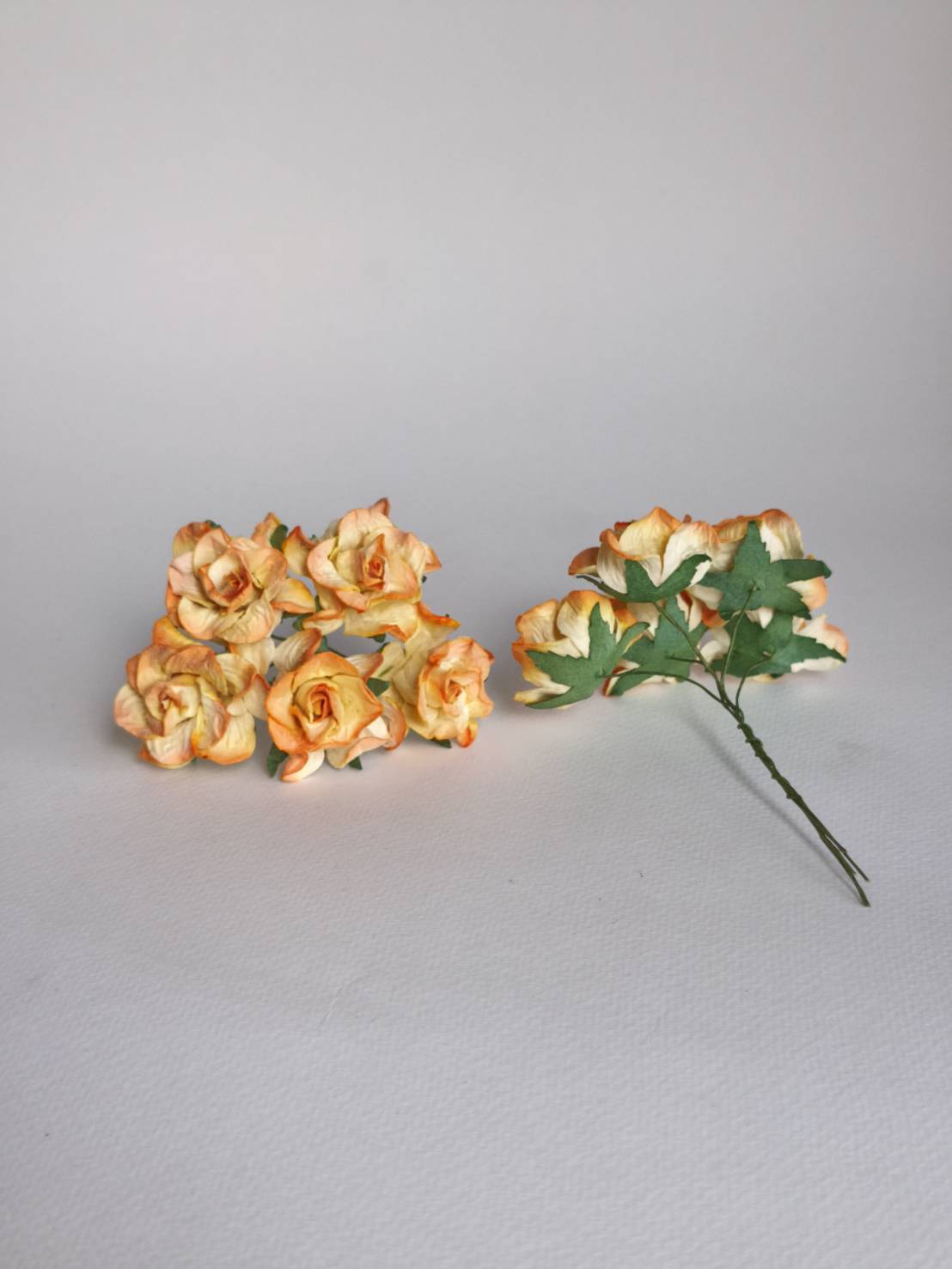 ดอกไม้ประดิษฐ์ ดอกไม้กระดาษสา ตกแต่งงานแต่งงาน งานแต่งงาน ดอกไม้ทำมงกุฎ ดอกกุหลาบขนาด 3.5 cm. 25 ดอก กลีบบิด สีส้มปัดสีครีม