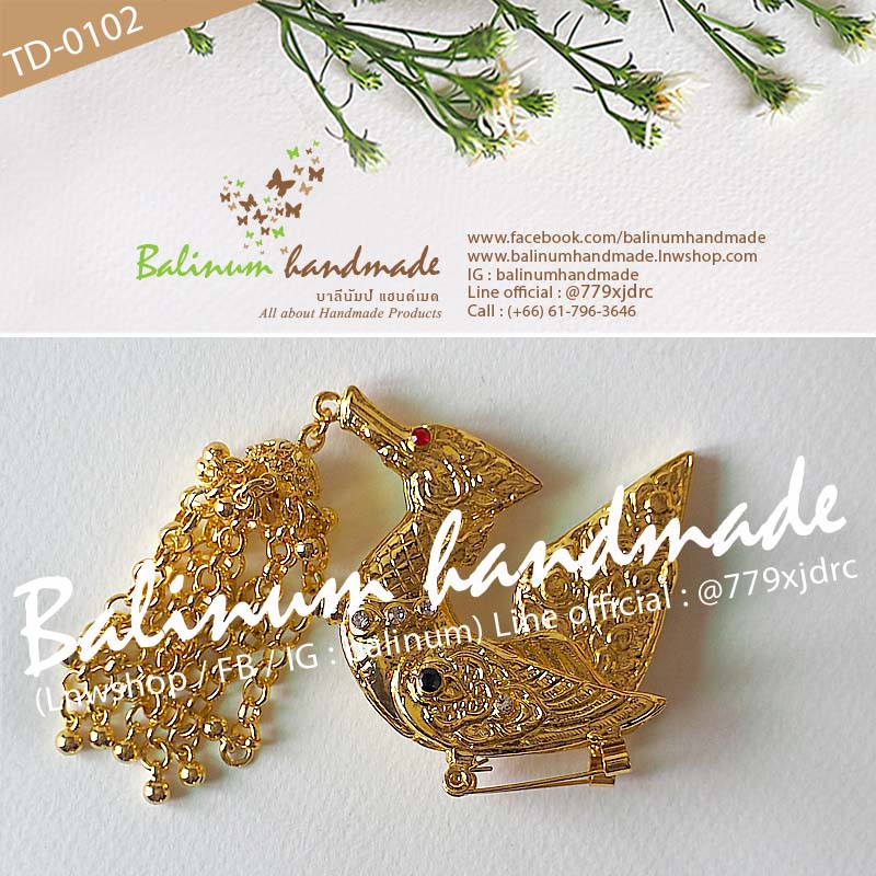 (ราคาเฉพาะบ่าหงส์ ไม่รวมสร้อยสังวาลย์) เครื่องประดับชุดไทย บ่าหงส์สีทอง ประดับเพชร มีเข็มกลัดใต้ท้องหงส์ สามารถเกี่ยวติดสร้อยสังวาลย์และผ้าได้ ดูสง่าและสวยงามมากค่ะ ทอง (Gold)