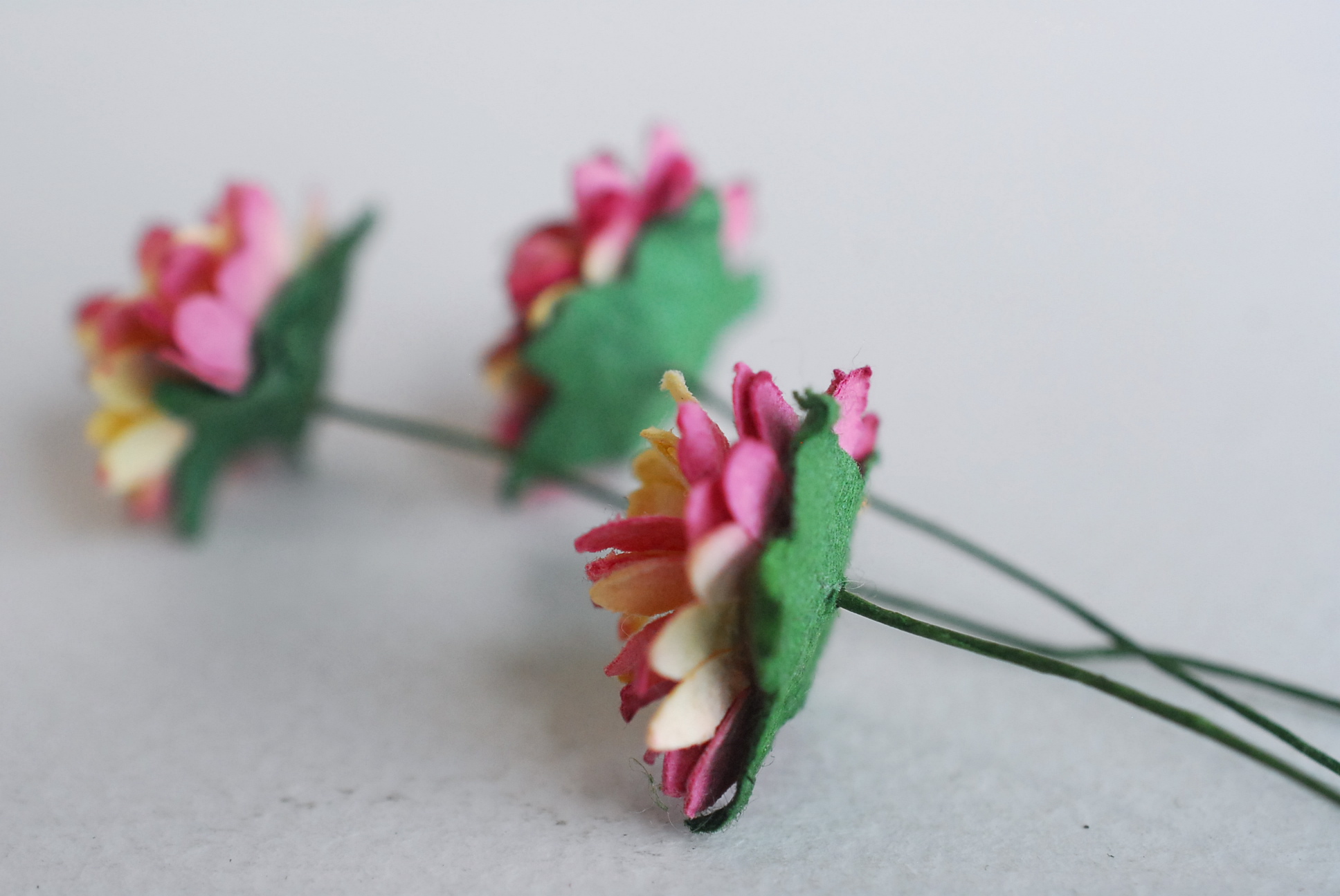 ดอกไม้ประดิษฐ์, ดอกไม้กระดาษสา, ดอก gypsophila, ดอกยิปโซ งานประดิษฐ์ตกแต่งของชำร่วย, ดอกไาด 1.5 cm ดอกไม้ทำพานพุ่ม,พานพวงมาลัย, พานรับไหว้, ขันหมาก. สีบานเย็นปัดเหลือง