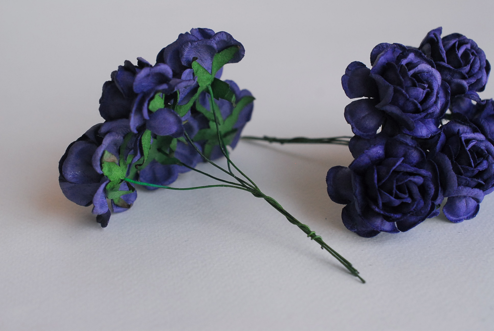 ดอกไม้กระดาษสา ดอกกุหลาบกระดาษสา ดอกไม้กุหลาบ ดอกไม้ประดิษฐ์ สำหรับตกแต่ง หรืองานแต่งงาน สีน้ำเงินเข้ม ขนาด 3.5 cm. จำนวน 25 ดอก Paper flowers, handmade flowers, small roses paper size 3.5 cm. 25 pieces, nevy blue color.