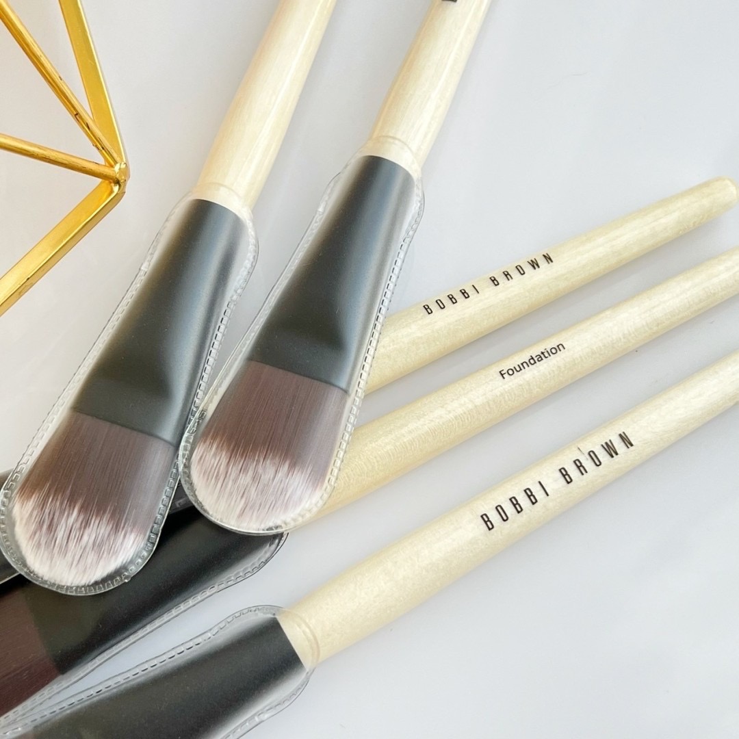 แปรงลงรองพื้น Bobbi Brown Foundation Brush