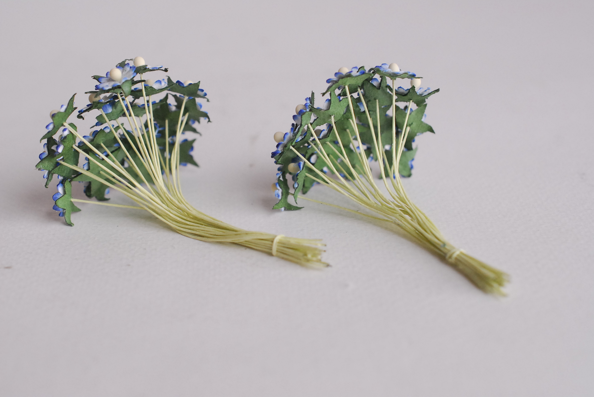 ดอกไม้กระดาษสา ดอกไม้กระดาษสาราคาส่ง ดอกไม้กระดาษสำหรับตกแต่ง งานแต่งงาน หรือติดของชำร่วย ดอกเดซี่ 100 ดอก ขนาด 0.8 cm. สีน้ำเงินปัดขาว Small Paper Flower with stem, 100 pcs., size 0.8 cm., daisy flowers 2 layers, blue brush white color.