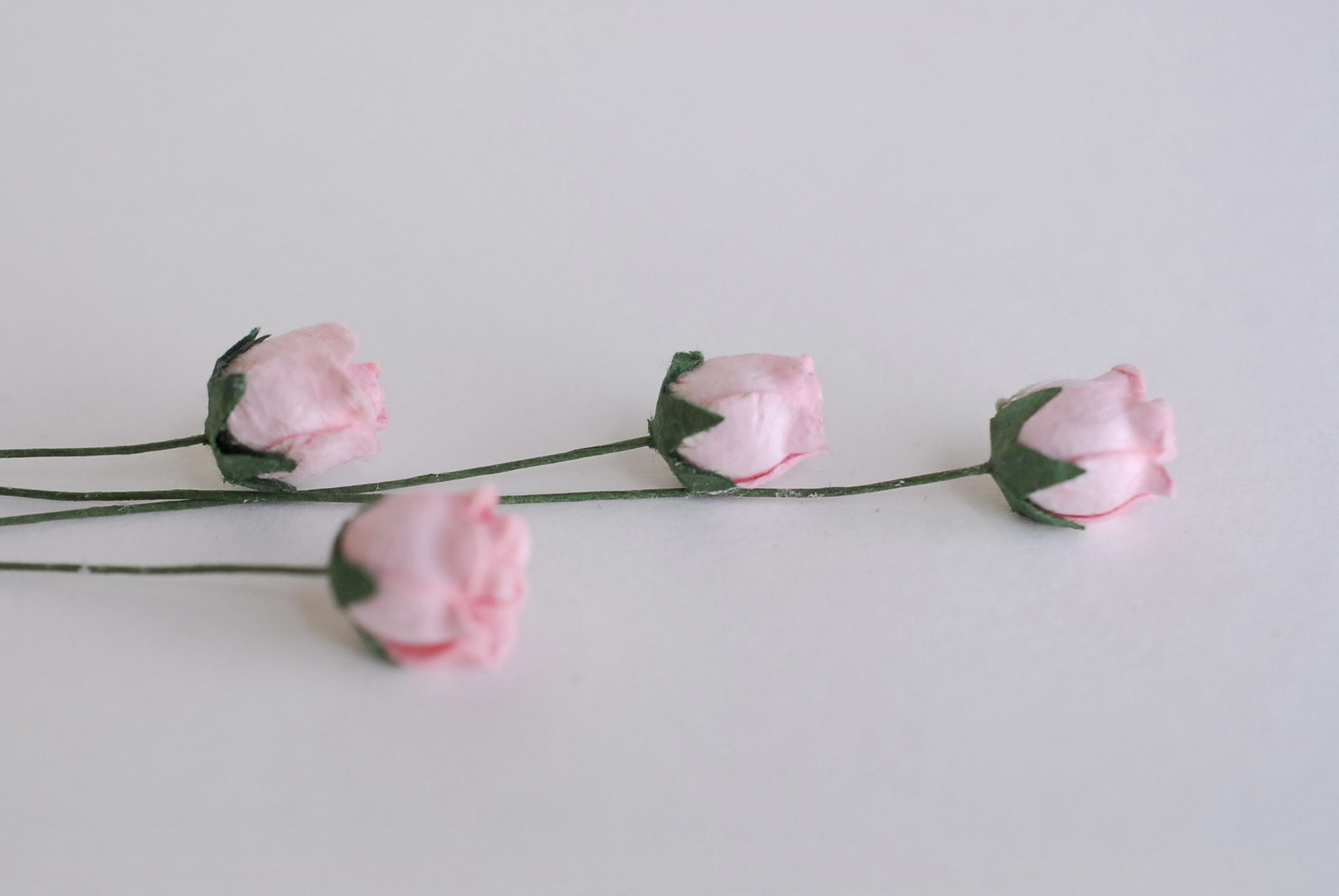 ดอกไม้กระดาษสา ดอกไม้กระดาษสา จตุจักร งานประดิษฐ์ ดอกไม้ทำข้อมือเพื่อนเจ้าสาว แต่งงาน, ดอกกุหลาบตูม 0.8x1 cm. 25 ดอก สีชมพูพีช paper flowers, budding roses flower 0.8x1 cm. 25 peach pink pastel color.