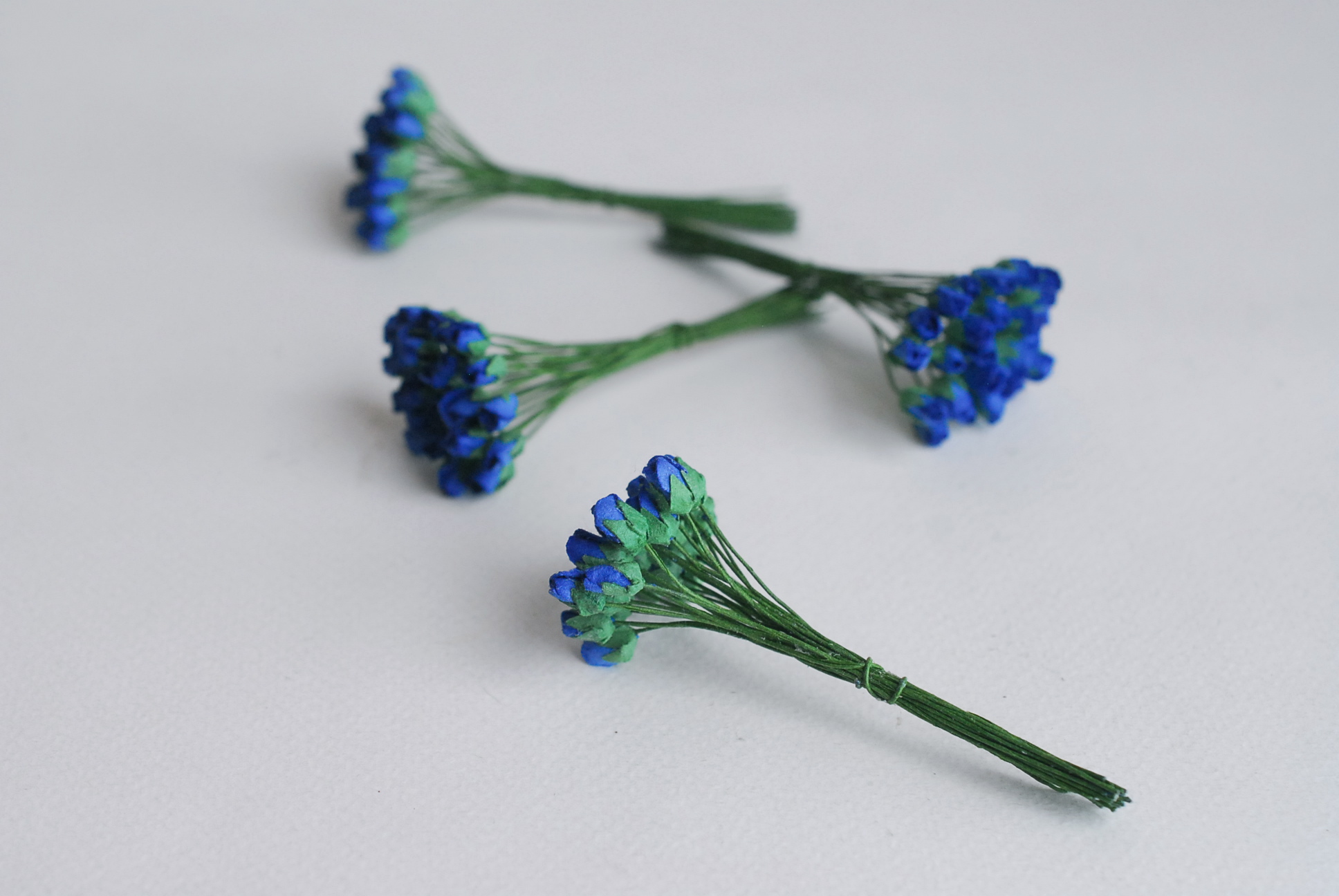 ดอกไม้กระดาษสา ดอกไม้กระดาษสา งานประดิษฐ์ ดอกไม้ทำข้อมือเพื่อนเจ้าสาว แต่งงาน, ดอกกุหลาบตูม 100 ดอก สีน้ำเงินน้ำทะเล color ขนาด 0.5x0.8 cm. paper flowers, budding roses flower 0.5x0.8 cm. 100 pieces. blue oceancolor.