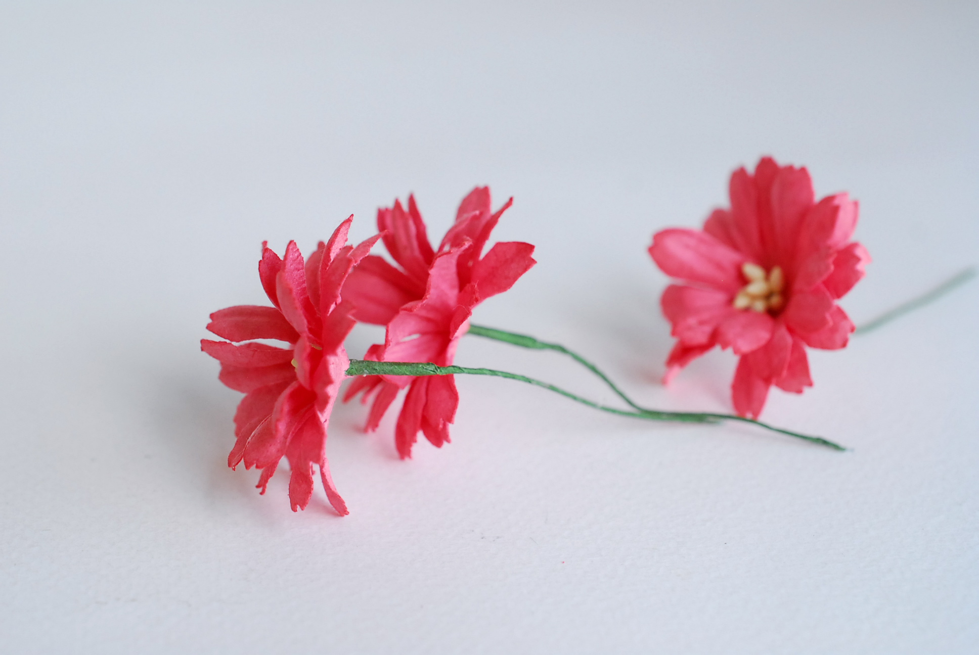 ดอกไม้กระดาษสา ดอกไม้ประดิษฐ์จากกระดาษสา ดอกเดซี่ ดอกไม้กระดาษสาขายส่ง ดอกไม้ประดิษฐ์ ดอกไม้ทำข้อมือเพื่อนเจ้าสาว ดอก daisy ขนาด 3.5 cm. จำนวน 25 ดอก สีชมพูแดง Paper Flower, 25 Daisy Flowers, size 4.5 cm., pink rouge color