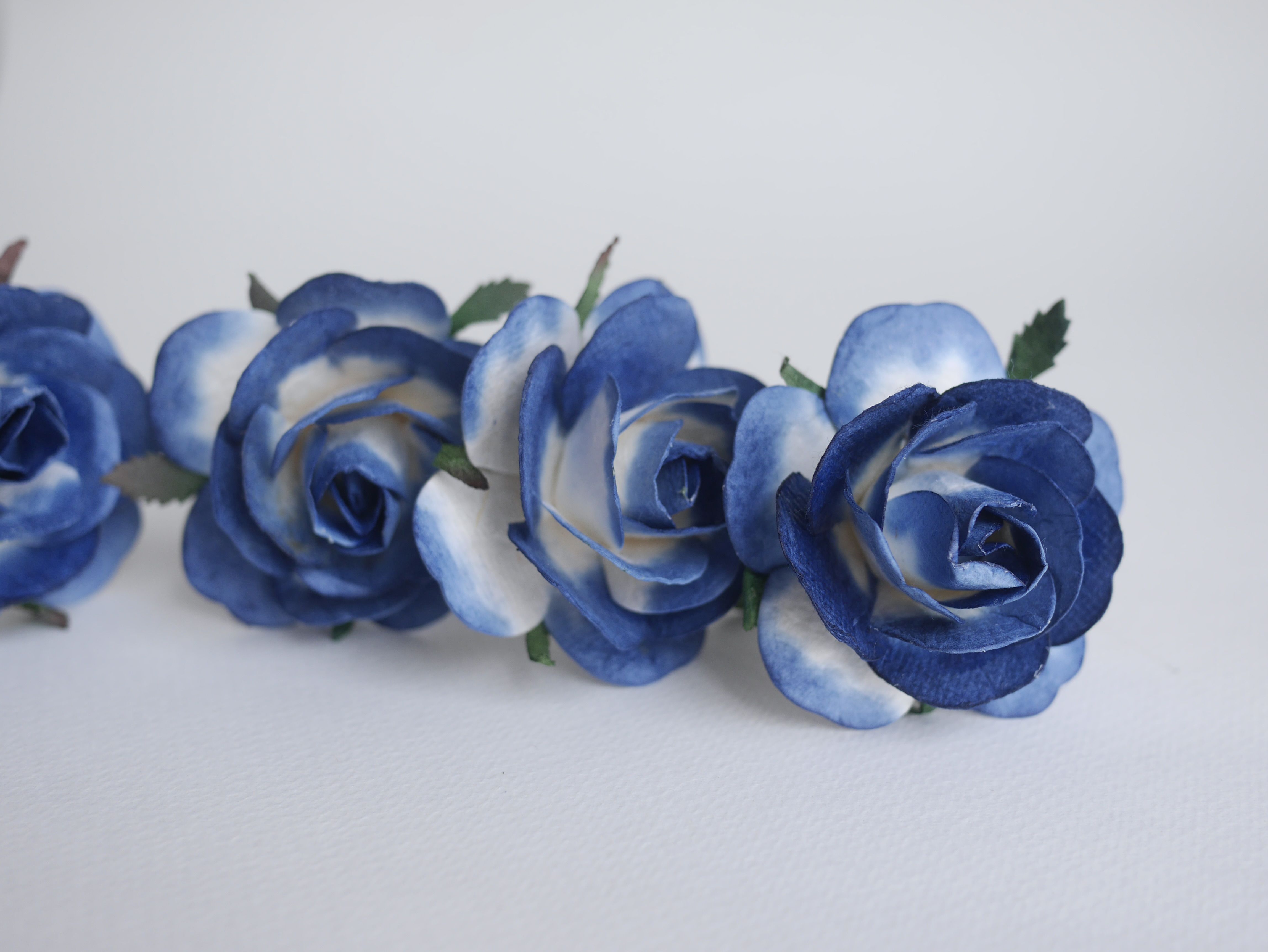 ดอกไม้กระดาษสา ขนาด 6.5 cm., สำหรับของชำร่วย, งานแต่งงาน, สีน้ำเงินปัดขาว Paper flower, handmade flowers supplies, wedding decoration:10 Pieces mulberry rose, 6.5 cm. blue navy brush white color.