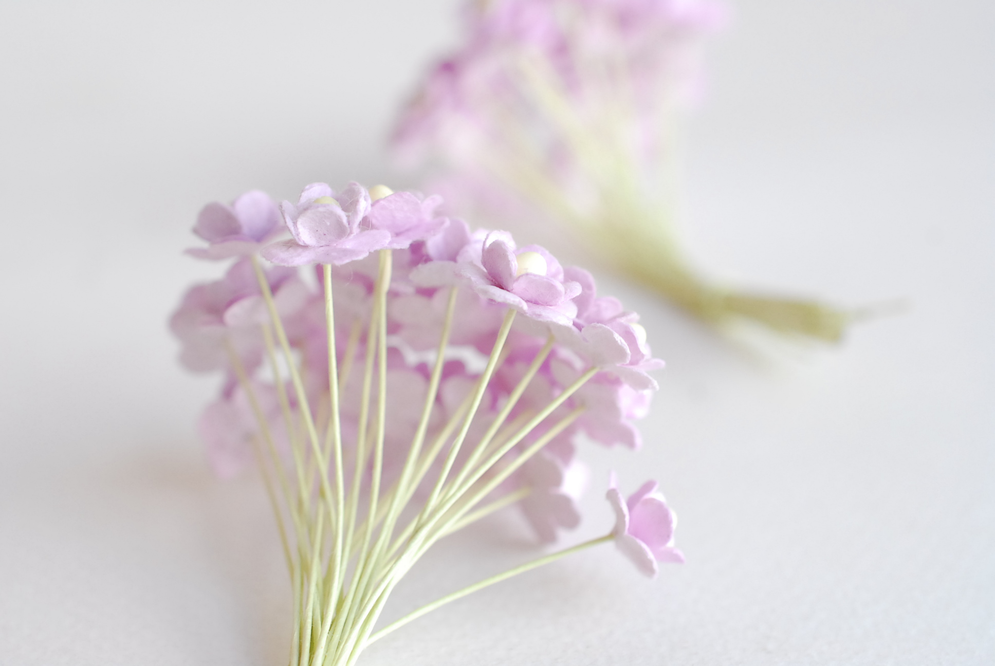 ดอกไม้กระดาษสา ดอกไม้กระดาษสาราคาส่ง ดอกไม้กระดาษสำหรับตกแต่ง งานแต่งงาน หรือติดของชำร่วย ดอก creeping lady 100 ดอก ขนาด 0.8 cm. สีม่วงอ่อน Small Paper Flower with stem, 100 pcs., size 0.8 cm., creeping flowers 2 layers,pale purple color.