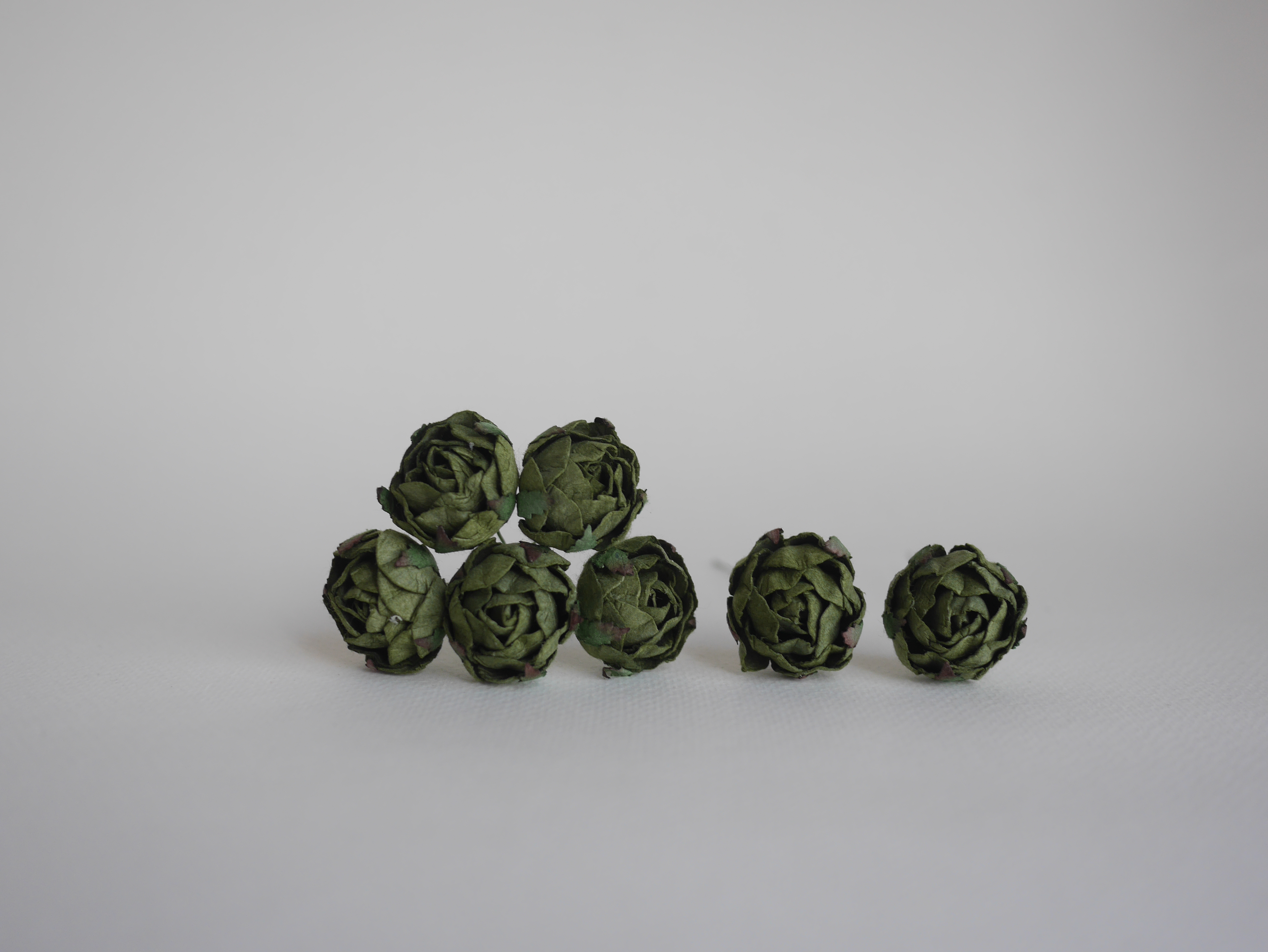 ดอกไม้กระดาษสา สำหรับตกแต่งของชำร่วย งานแต่งงาน ดอกกุหลาบกลม peony ขนาด 3.5 cm. จำนวน 25 ดอก, สีเขียวทหารเข้ม #164