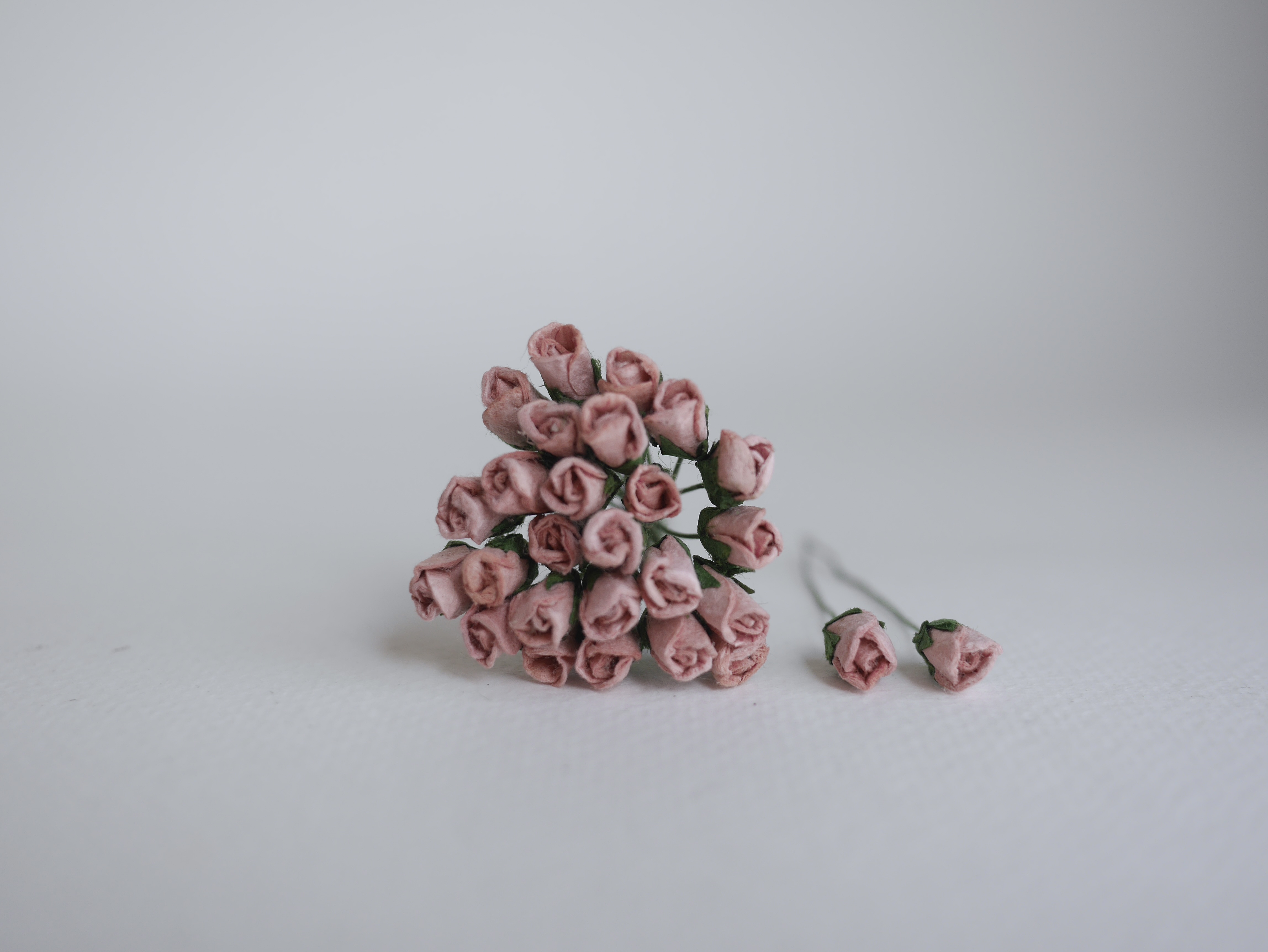 ดอกไม้กระดาษสา ดอกไม้กระดาษสา จตุจักร งานประดิษฐ์ ดอกไม้ทำข้อมือเพื่อนเจ้าสาว แต่งงาน, ดอกกุหลาบตูม 50 ดอก สีชมพูตุ่น ขนาด 0.8x1.5 cm. paper flowers, budding roses flower 0.8 x1.5 cm. 50 pieces. maroon color