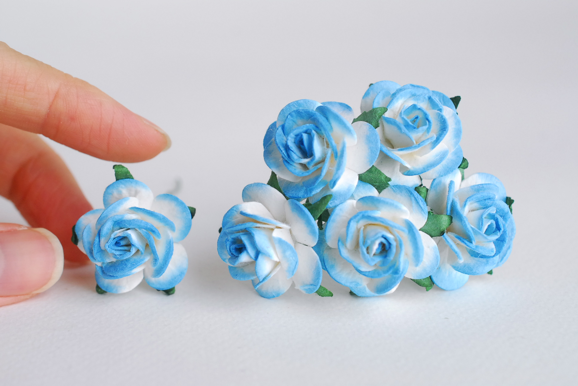 ดอกไม้กระดาษสา ดอกกุหลาบกระดาษ ดอกไม้กุหลาบกระดาษ ราคาส่ง, ดอกกุหลาบกระดาษสา ดอกไม้ประดิษฐ์ สำหรับตกแต่ง หรืองานแต่งงาน สีฟ้าปัดขาว ขนาด 2.5 cm. จำนวน 50 ดอก paper flowers supplies DIY wedding flowers, mini roses paper size 2.5 cm. blue sky brush color.