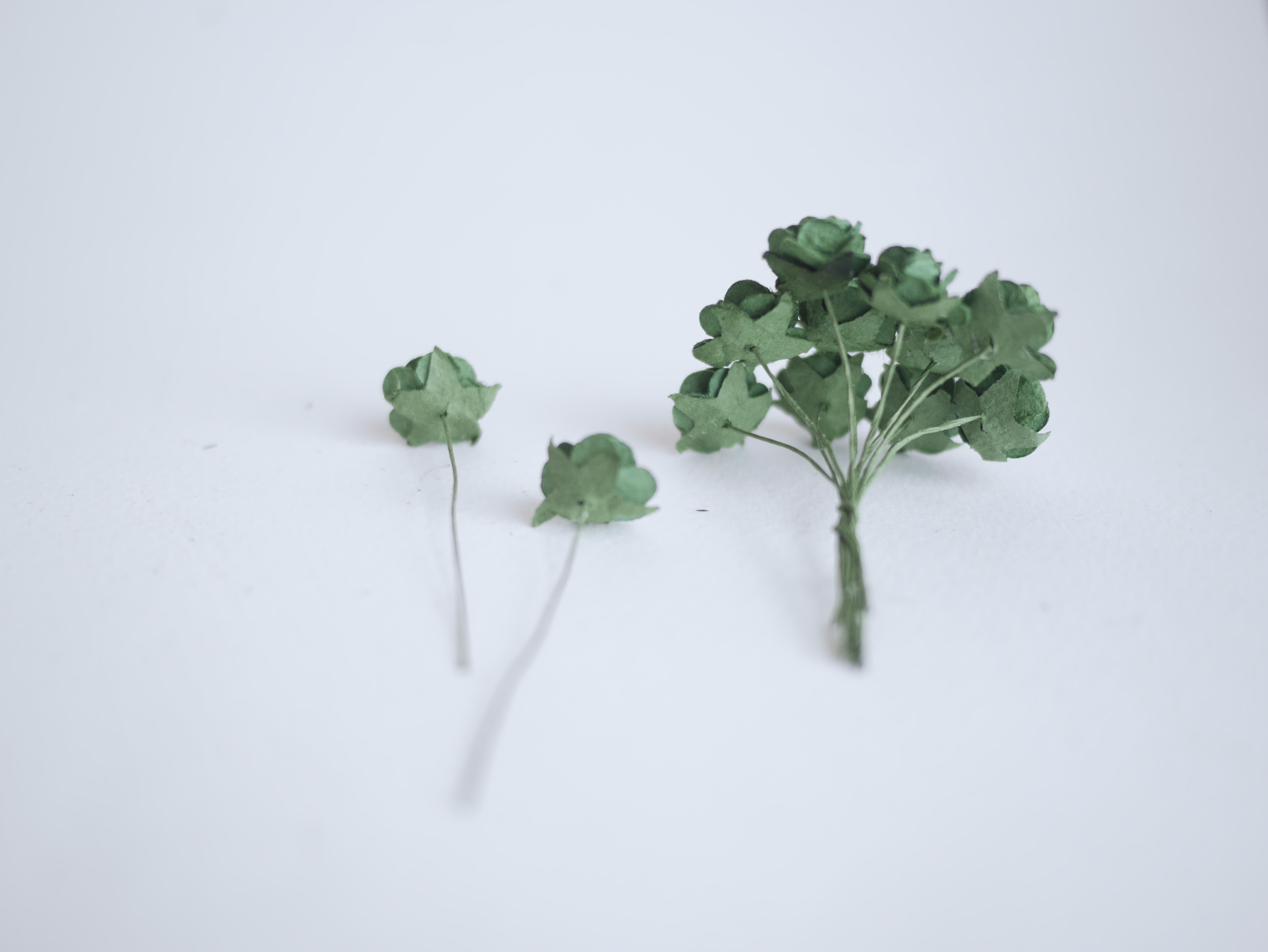 ดอกไม้กุหลาบกระดาษ ดอกไม้กระดาษสา, ดอกกุหลาบจิ๋ว, ดอกไม้กระดาษสาขายส่ง สีเขียวคริสมาสต์ ขนาด 1.5 cm. จำนวน 100 ดอก Paper Flowers size 1.5 cm., mini roses green Christmas color, 100 pcs.