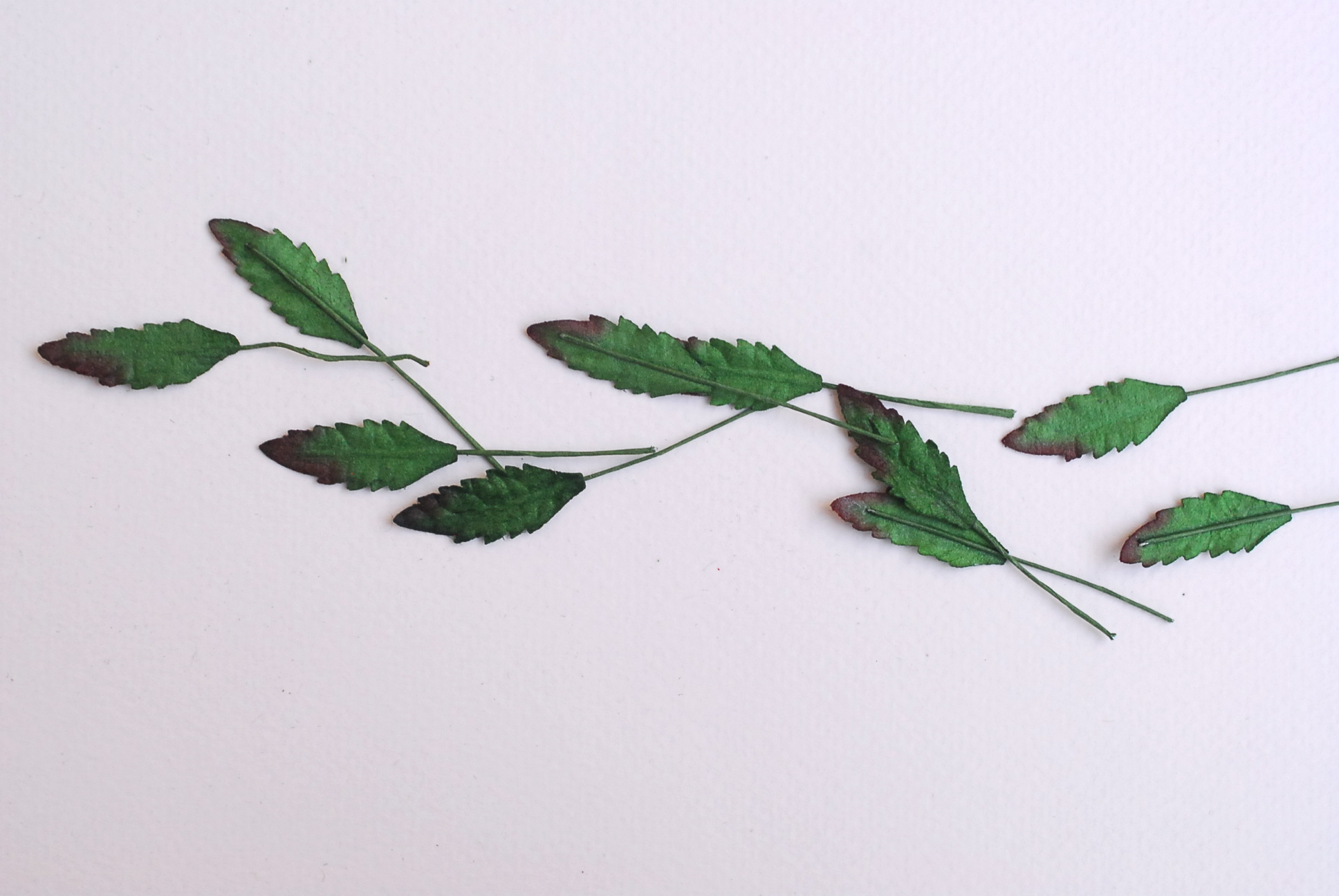 ใบไม้กระดาษ ใบไม้กระดาษสา ราคาส่ง,ใบไม่้กุหลาบกระดาษ สำหรับดอกมะลิกระดาษสา ใบไม้ประดิษฐ์ สำหรับตกแต่ง หรืองานแต่งงาน สีเขียวเข้มปัดสีแดง ขนาด 1.00x2.5 cm. จำนวน 100 ใบ