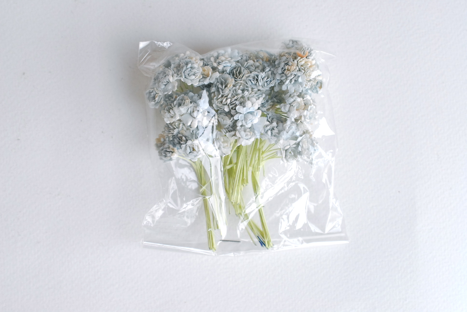 ดอกไม้ประดิษฐ์, ดอกไม้กระดาษสา, ดอก gypsophila, ดอกยิปโซ งานประดิษฐ์ตกแต่งของชำร่วย, ดอกไม้ทำพานพุ่ม, พานรับไหว้, ขนาด 1 cm. สีฟ้าตุ่นปัด