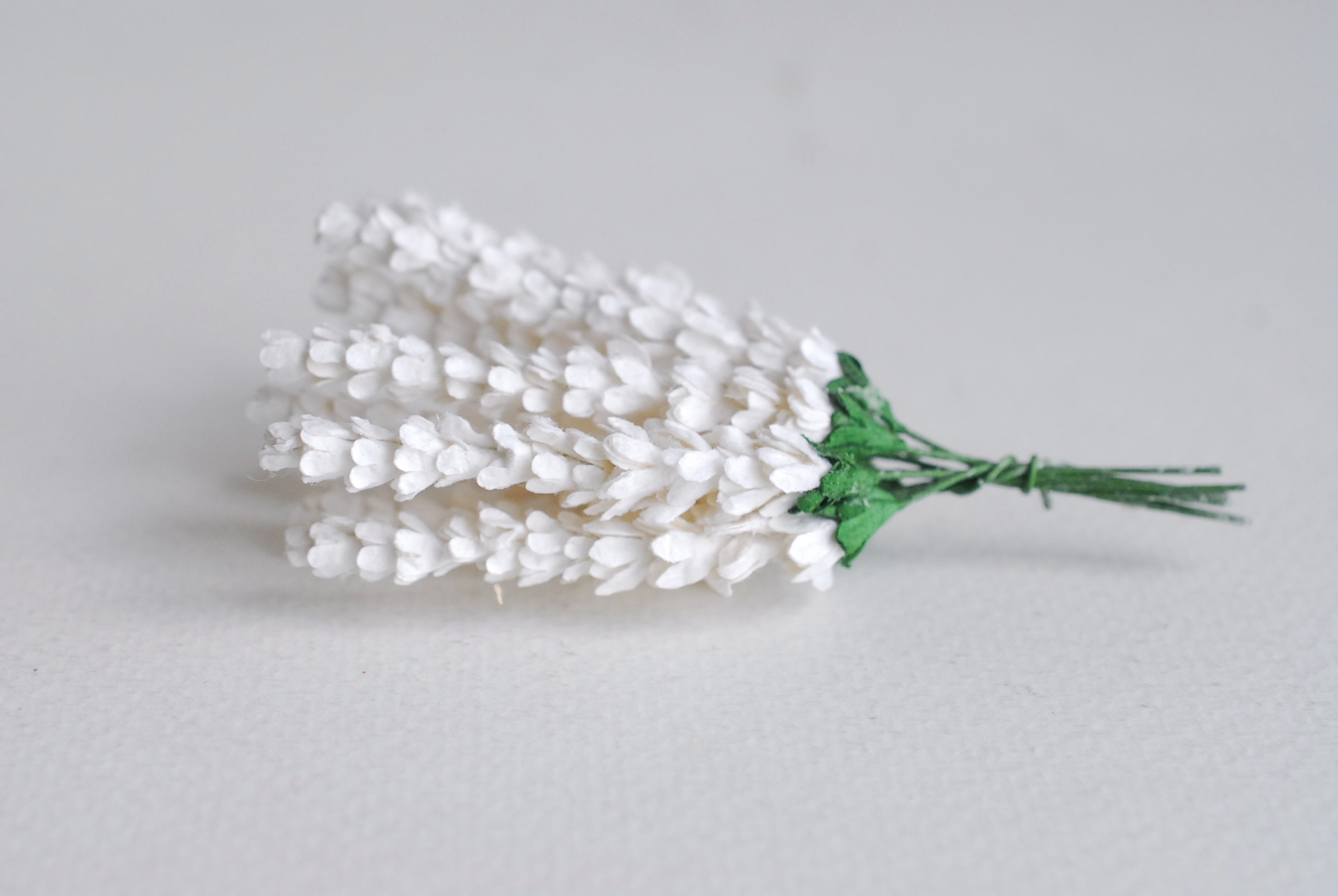 ดอกไม้ประดิษฐ์, ดอกไม้กระดาษสา, ดอก lavender, ดอกลาเวนเดอร์ กระดาษสา งานประดิษฐ์ตกแต่งของชำร่วย, ดอกไม้ทำพานพุ่ม, พานรับไหว้, ขนาด 1 cm. สีขาว Paper flowers; lavender flowers, handmade flowers: 50 pieces white color.