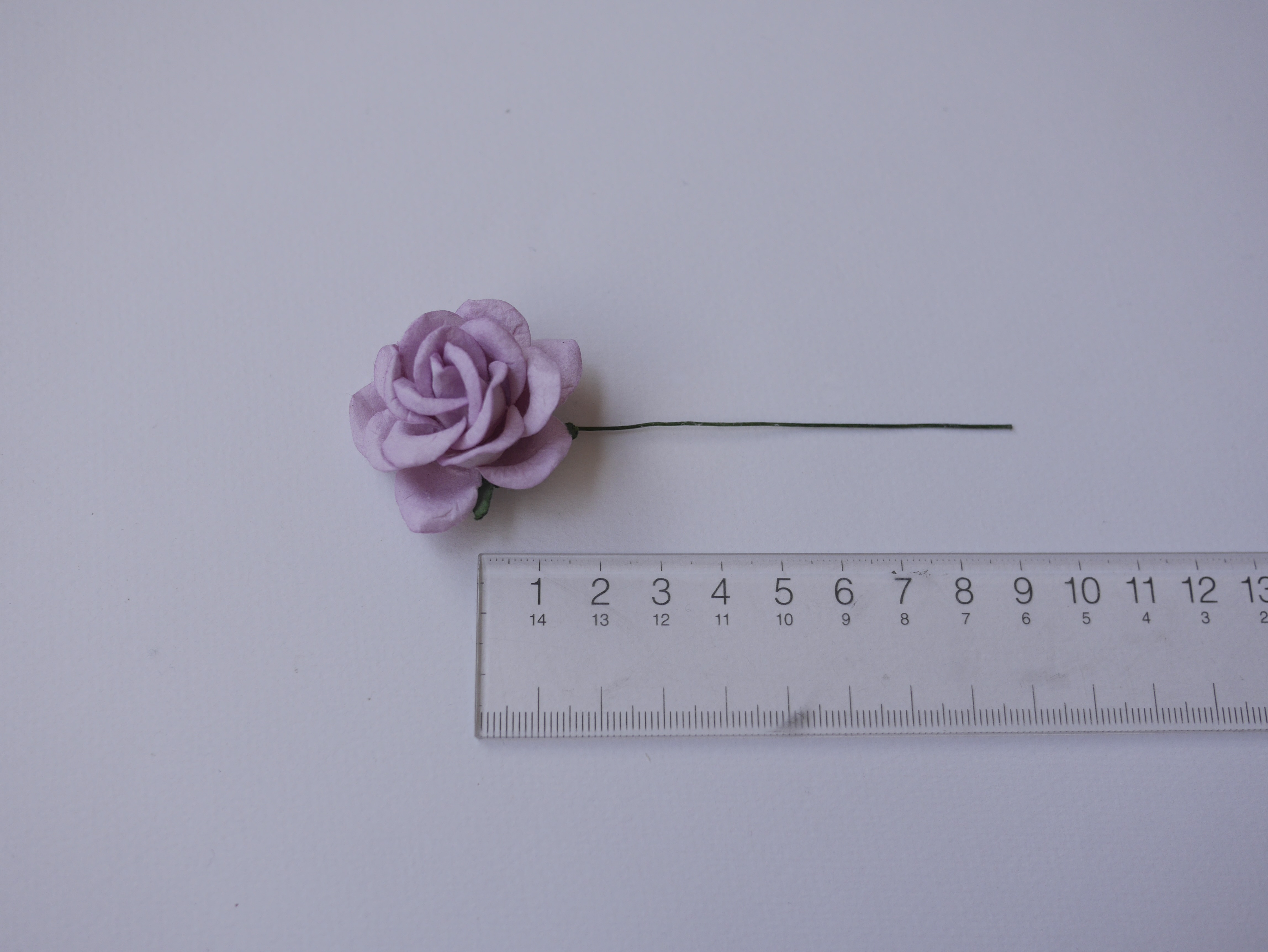 ดอกไม้กระดาษสา ดอกกุหลาบกระดาษสา ดอกไม้กุหลาบ กลีบโค้ง ดอกไม้ประดิษฐ์ สำหรับตกแต่ง หรืองานแต่งงาน สีม่วงพาสเทลขนาด 3.5 cm. จำนวน 25 ดอก Paper flowers, handmade flowers, small roses paper size 3.5 cm. 25 pieces, pastel purple color.