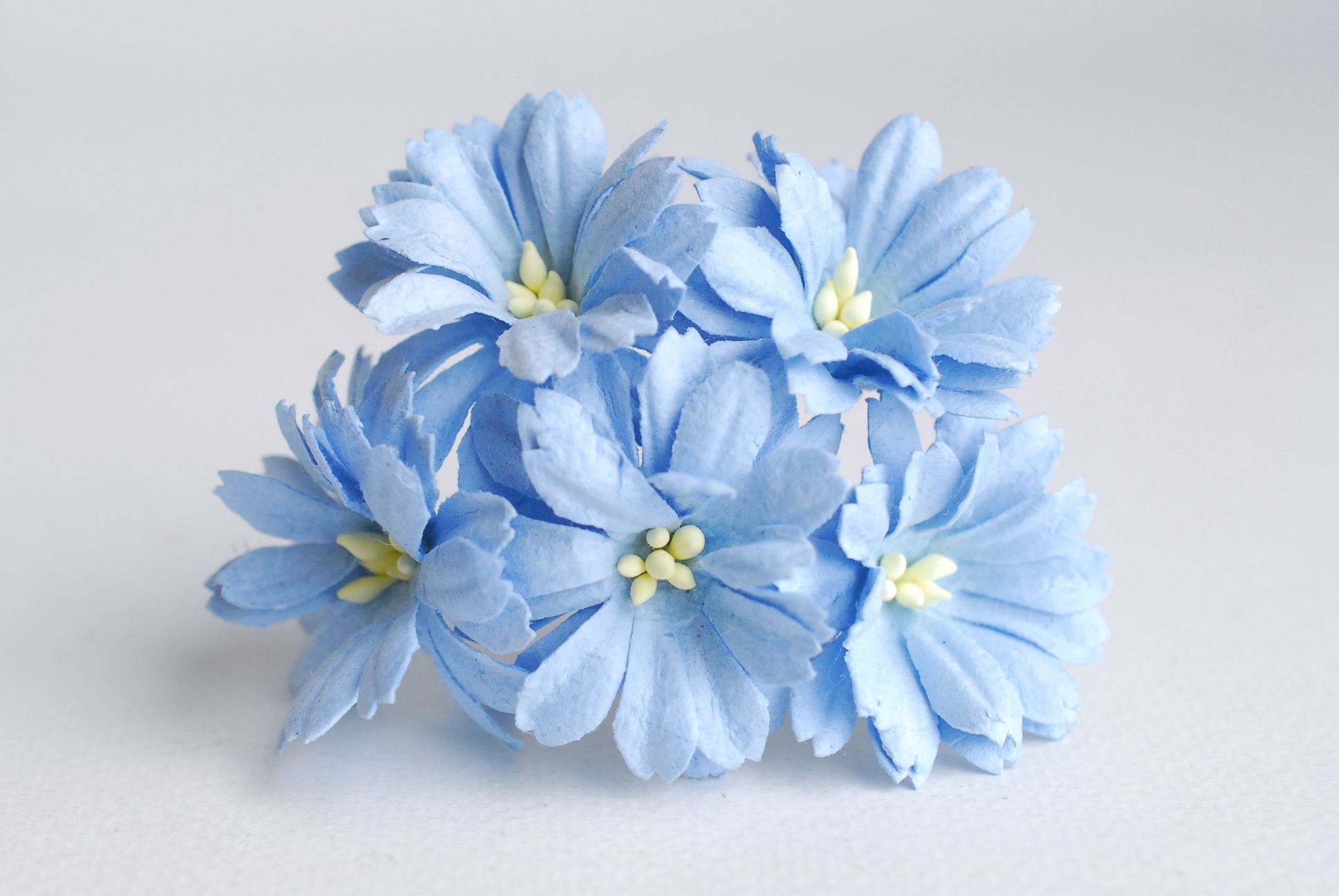 ดอกไม้กระดาษสา ดอกไม้ประดิษฐ์จากกระดาษสา ดอกไม้กระดาษสาขายส่ง ดอกไม้ประดิษฐ์ ดอกไม้ทำข้อมือเพื่อนเจ้าสาว ดอก daisy ขนาด 3.5 cm. จำนวน 25 ดอก สีน้ำเงินตุ่น Paper Flower, 25 Daisy Flowers, pale blue color, size 4.5 cm.,ivory pollen