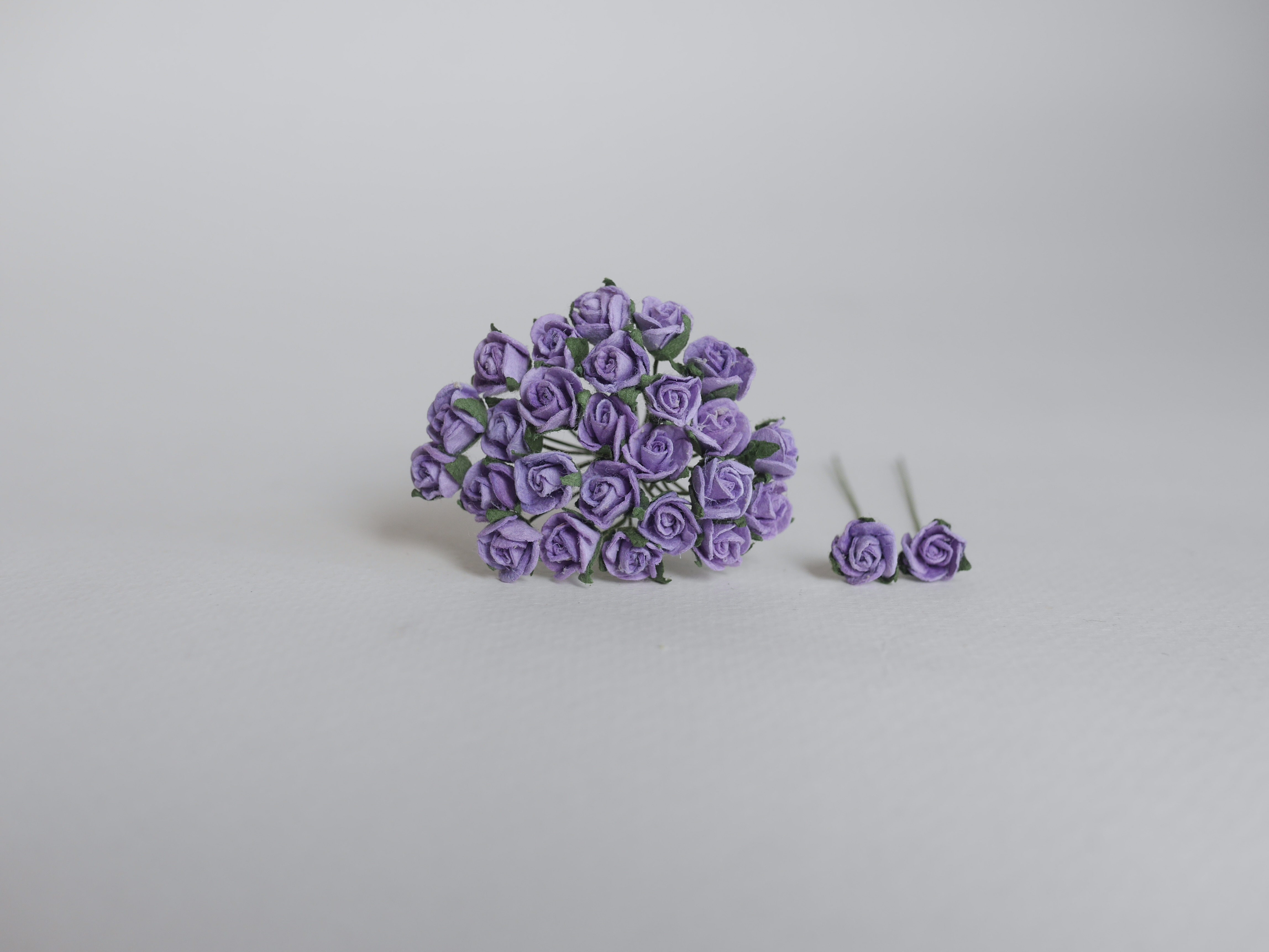 ดอกไม้กระดาษสา ดอกไม้กระดาษสา จตุจักร งานประดิษฐ์ ดอกไม้ทำข้อมือเพื่อนเจ้าสาว แต่งงาน, ดอกกุหลาบตูม 50 ดอก สีม่วง ขนาด 0.8x 0.8 cm. paper flowers, budding roses flower 0.8 x0.8 cm. 50 pieces. purple color