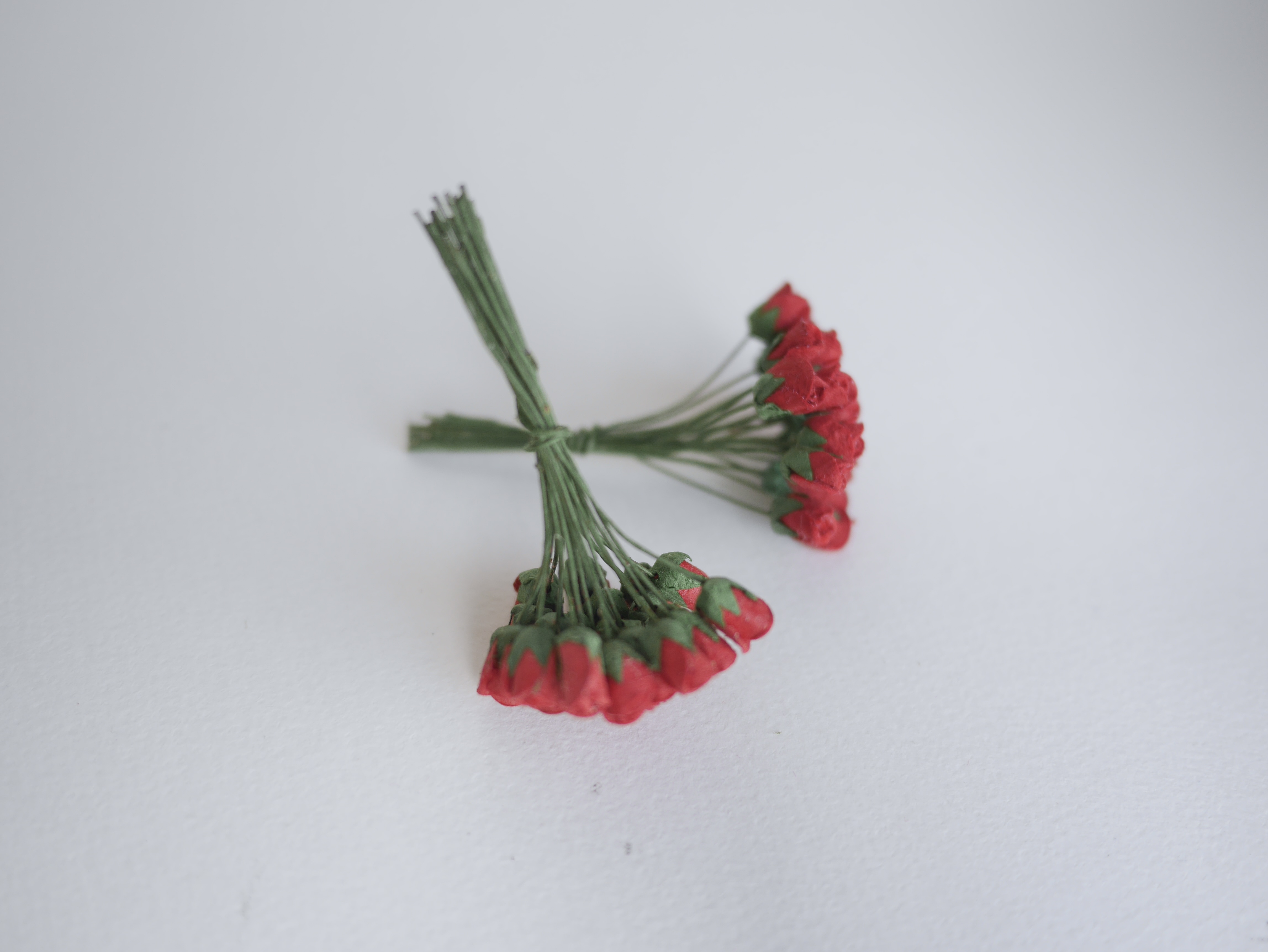 ดอกไม้กระดาษสา ดอกไม้กระดาษสา จตุจักร งานประดิษฐ์ ดอกไม้ทำข้อมือเพื่อนเจ้าสาว แต่งงาน, ดอกกุหลาบตูม 50 ดอก สีครีมแดง ขนาด 0.8x1.5 cm. paper flowers, budding roses flower 0.8 x1.5 cm. 50 pieces. red color