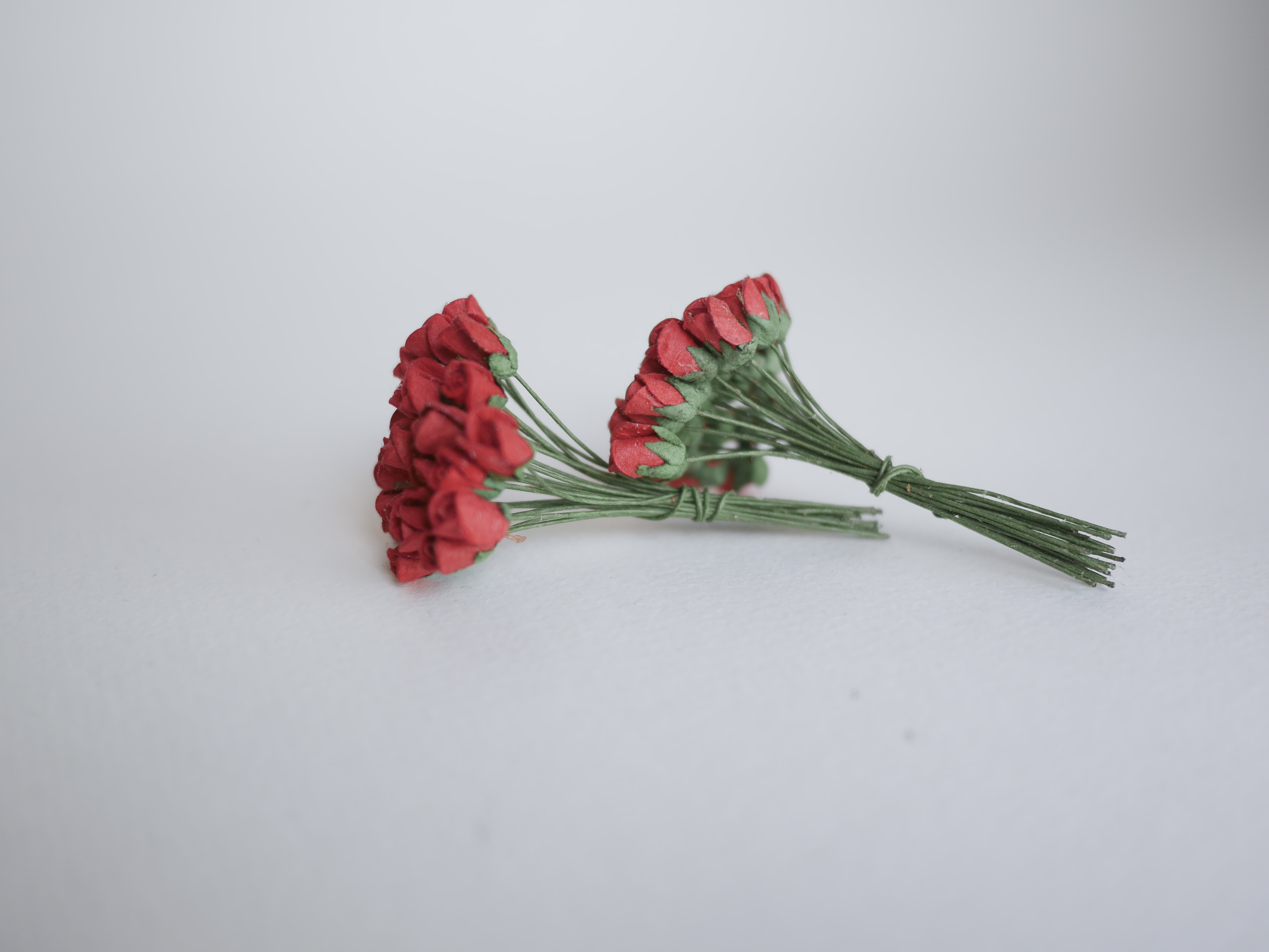 ดอกไม้กระดาษสา ดอกไม้กระดาษสา จตุจักร งานประดิษฐ์ ดอกไม้ทำข้อมือเพื่อนเจ้าสาว แต่งงาน, ดอกกุหลาบตูม 50 ดอก สีครีมแดง ขนาด 0.8x1.5 cm. paper flowers, budding roses flower 0.8 x1.5 cm. 50 pieces. red color