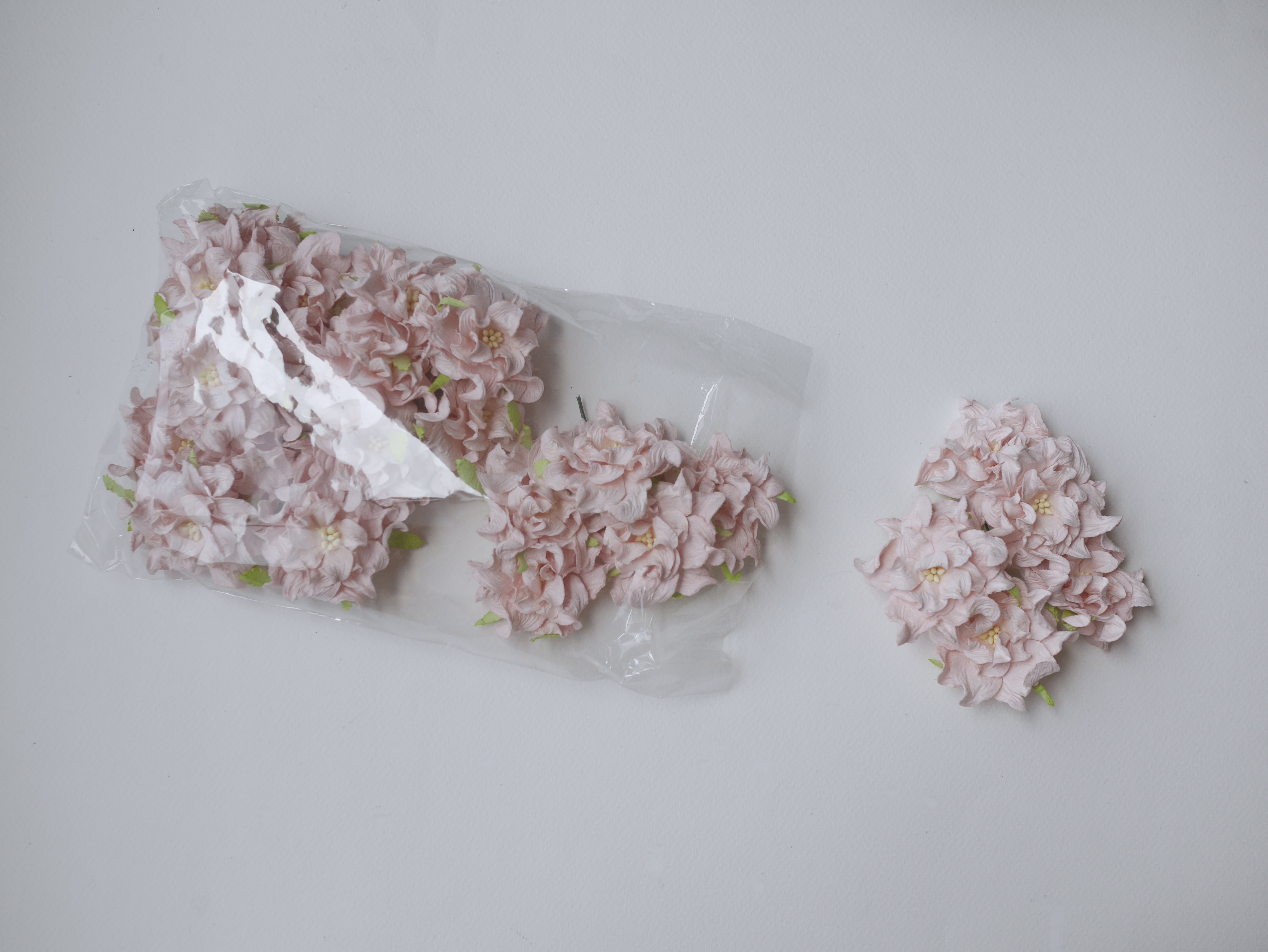 ดอกไม้กระดาษสา ราคาส่ง, ดอกการเดนเนียกระดาษสา ดอกไม้ประดิษฐ์ ตกแต่งงานแต่งงาน ประดิษฐ์ข้อมือเพื่อนเจ้าสาว ขนาด 5.5 cm., สำหรับของชำร่วย, งานแต่งงาน, ดอกไม้ทำข้อมือเจ้าสาว สีชมพูอ่อน จำนวน 25 ดอก Paper flower, 25 Pieces mulberry gardenia flowers supplies s