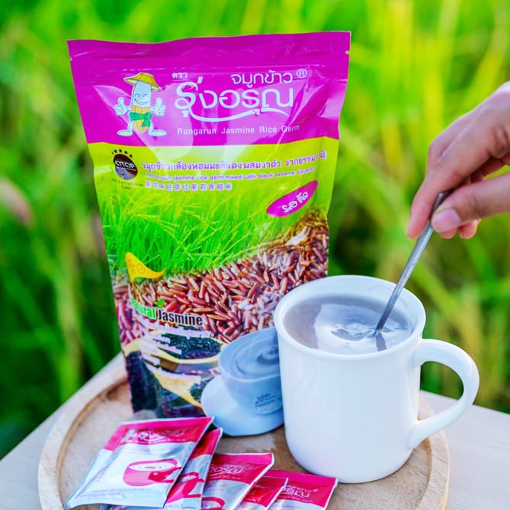 702 รุ่งอรุณ จมูกข้าวกล้องหอมมะลิแดงผสมงาดำ รสจืด ซองชมพู 200g. (จมูกข้าวรุ่งอรุณ) Rungarun Red Brown Jasmine Rice Germ Mixed with Black Sesame Beverage เจ
