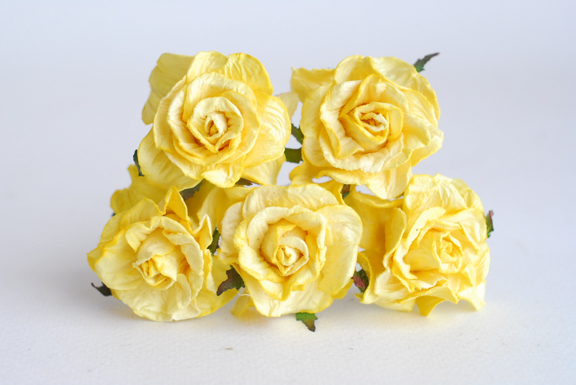 ดอกไม้ประดิษฐ์ ดอกไม้กระดาษสา ตกแต่งงานแต่งงาน งานแต่งงาน ดอกไม้ทำมงกุฎ ดอกกุหลาบขนาด 4 cm. 25ดอก กลีบบิด สีเหลือง yellow color