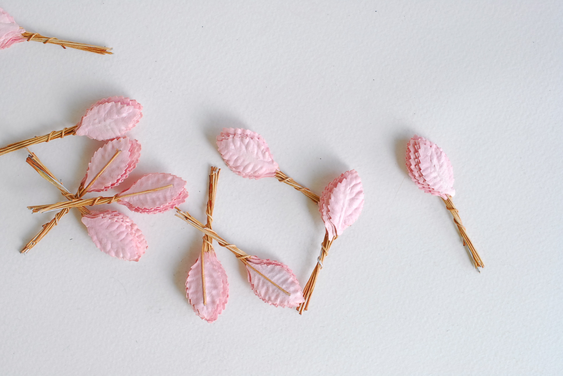 ใบไม้กระดาษ ใบไม้กระดาษสา ราคาส่ง,ใบไม่้กุหลาบกระดาษ สำหรับดอกมะลิกระดาษสา ใบไม้ประดิษฐ์ สำหรับตกแต่ง หรืองานแต่งงาน สีชมพู ขนาด 2.5x1.5 cm. จำนวน 100 ใบ