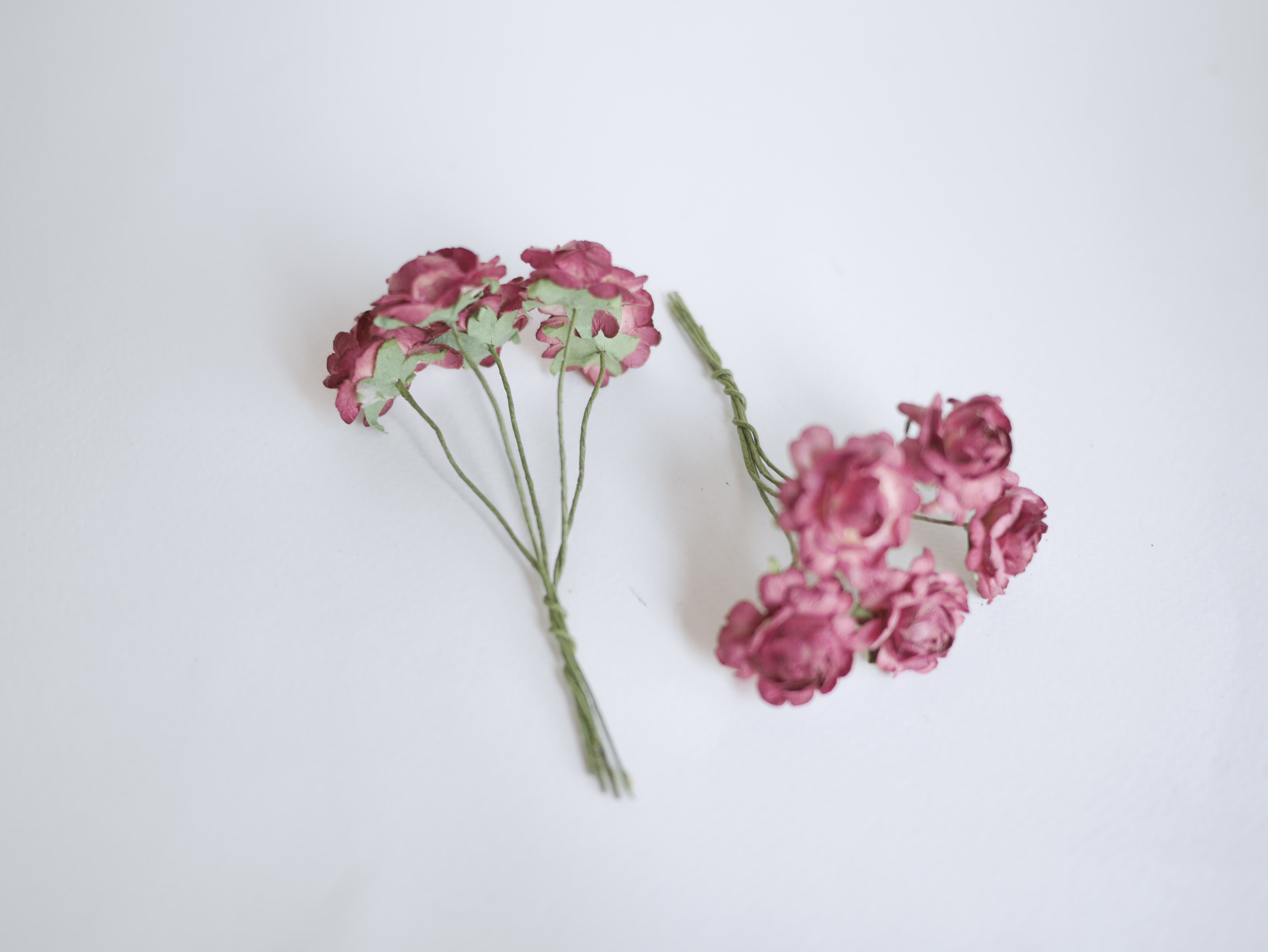 ดอกไม้กระดาษสา, ดอกไม้ตกแต่ง, ของชำร่วย, ดอกกุหลาบ สีเลือดหมู จำนวน 10 ดอก Paper flower, English peony Ranunculus roses 10 pcs., size 3 cm., burgundy color.