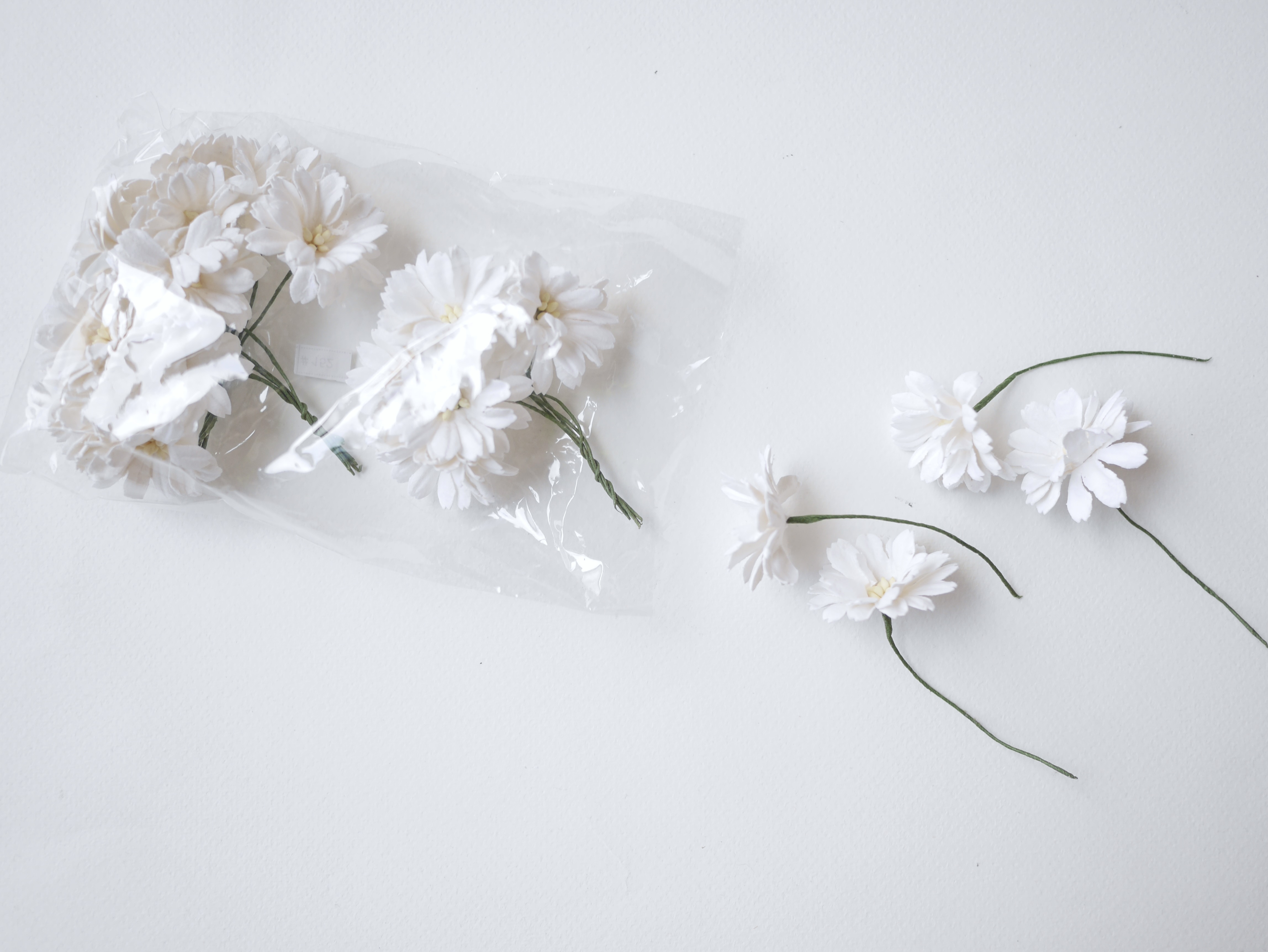 ดอกไม้กระดาษสา ดอกไม้ประดิษฐ์จากกระดาษสา ดอกเดซี่ ดอกไม้กระดาษสาขายส่ง ดอกไม้ประดิษฐ์ ดอกไม้ทำข้อมือเพื่อนเจ้าสาว ดอก daisy ขนาด 3.5 cm. จำนวน 25 ดอก สีขาว Paper Flower, 25 Daisy Flowers, ivory color, size 4.5 cm., white pollen.