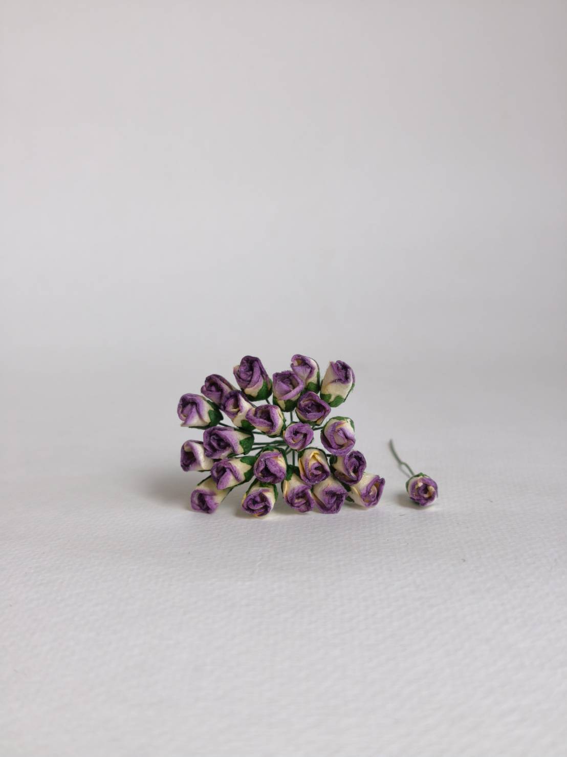 ดอกไม้กระดาษสา ดอกไม้กระดาษสา จตุจักร งานประดิษฐ์ ดอกไม้ทำข้อมือเพื่อนเจ้าสาว แต่งงาน, ดอกกุหลาบตูม 50 ดอก สีม่วงปัดครีมอ่อน ขนาด 0.8x1.5 cm. paper flowers, budding roses flower 0.8 x1.5 cm. 50 pieces. purple brush pale ivory color