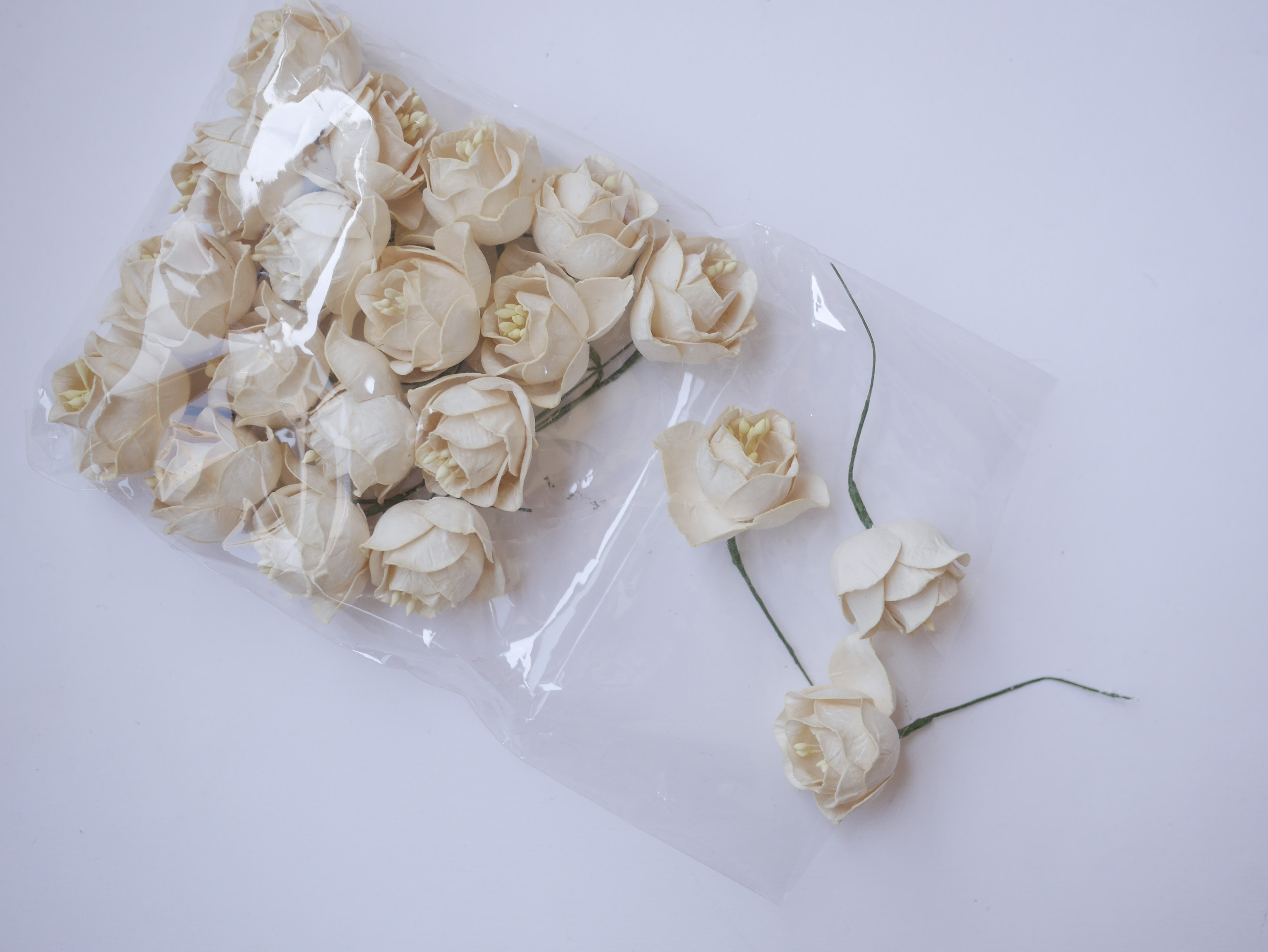 ดอกไม้กระดาษสา ดอกโลตัสอินโดนิเซียกระดาษ ดอกไม้กระดาษสาราคาส่ง ดอกไม้กระดาษสำหรับตกแต่งของชำร่วย งานแต่งงาน ทำช่อดอกไม้ติดอกเจ้าบ่าว ข้อมือดอกไม้เจ้าสาว ขนาด4.5 cm. 20 ดอก สีงาช้าง Paper flowers supplies: DIY wedding tools, Lotus with pollens.