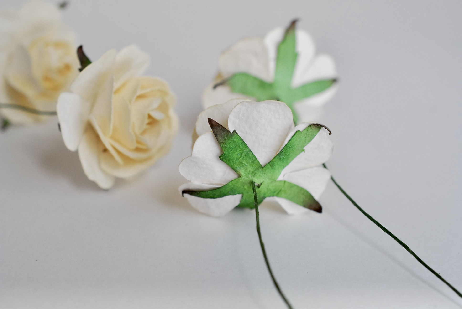 ดอกไม้กระดาษสา ราคาส่ง, ดอกกุหลาบกระดาษสา ดอกไม้ประดิษฐ์ สำหรับตกแต่ง หรืองานแต่งงาน สีครีมขนาด 3.5 cm. จำนวน 25 ดอก Paper flowers, handmade flowers, small roses paper size 3.5 cm. 25 pieces, ivory color.