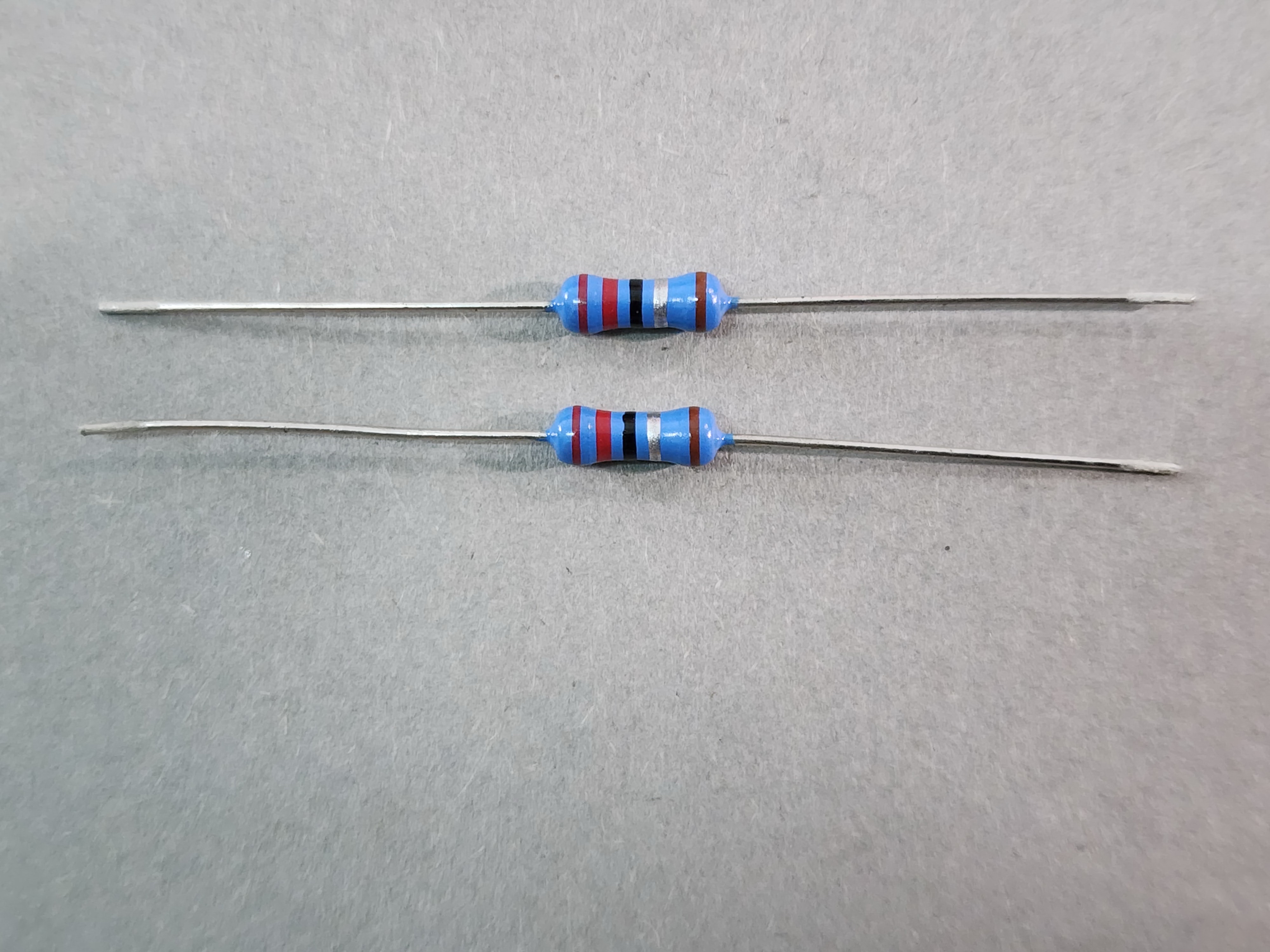 ตัวต้านทาน 2.2 Ohm ±1% 5 แถบสี มีสีอะไรบ้าง ?
