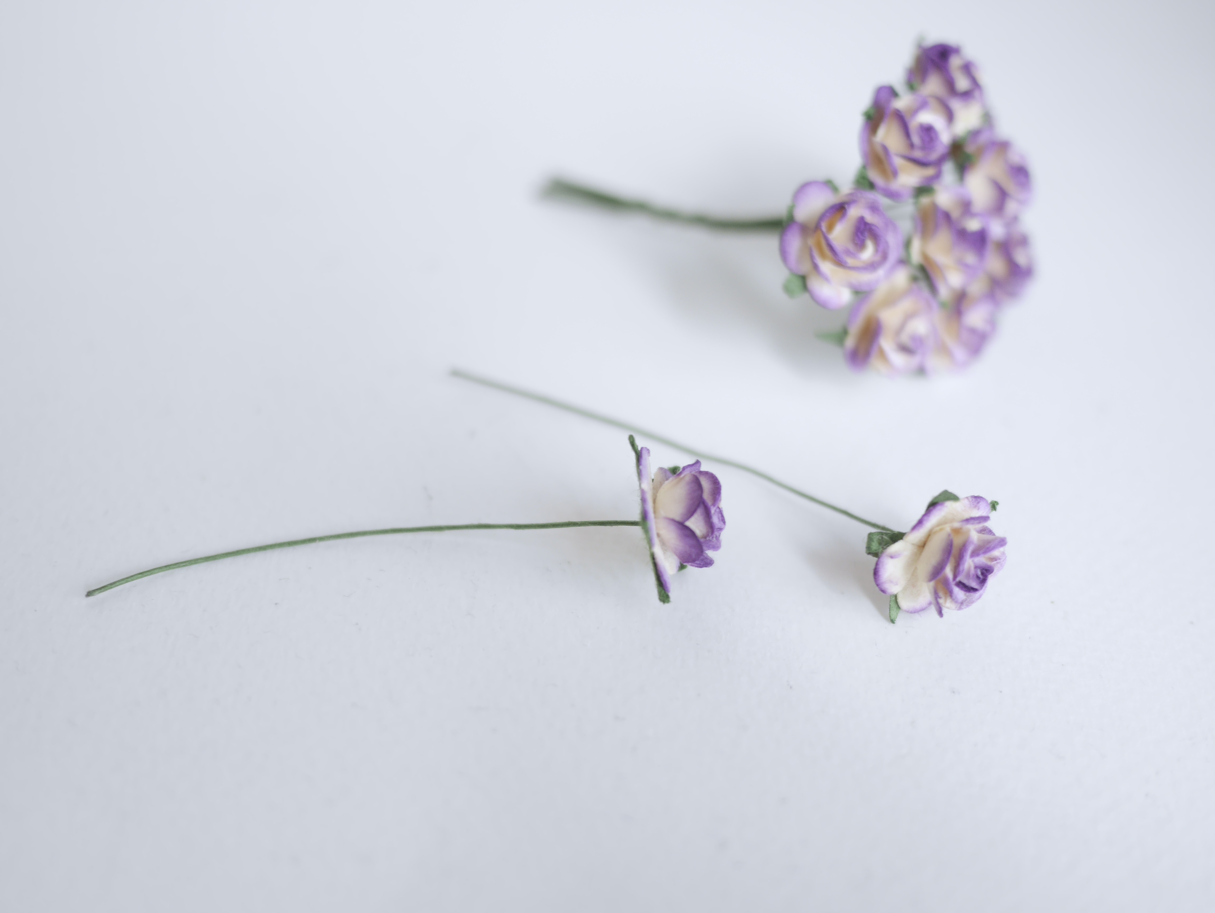 ดอกไม้กระดาษสา ขายส่ง, ดอกกุหลาบกระดาษสา สำหรับประดับ ตกแต่งของชำร่วย, งานแต่งงาน สีม่วงปัดครีม ขนาด 1.5 cm. จำนวน 100 ดอก