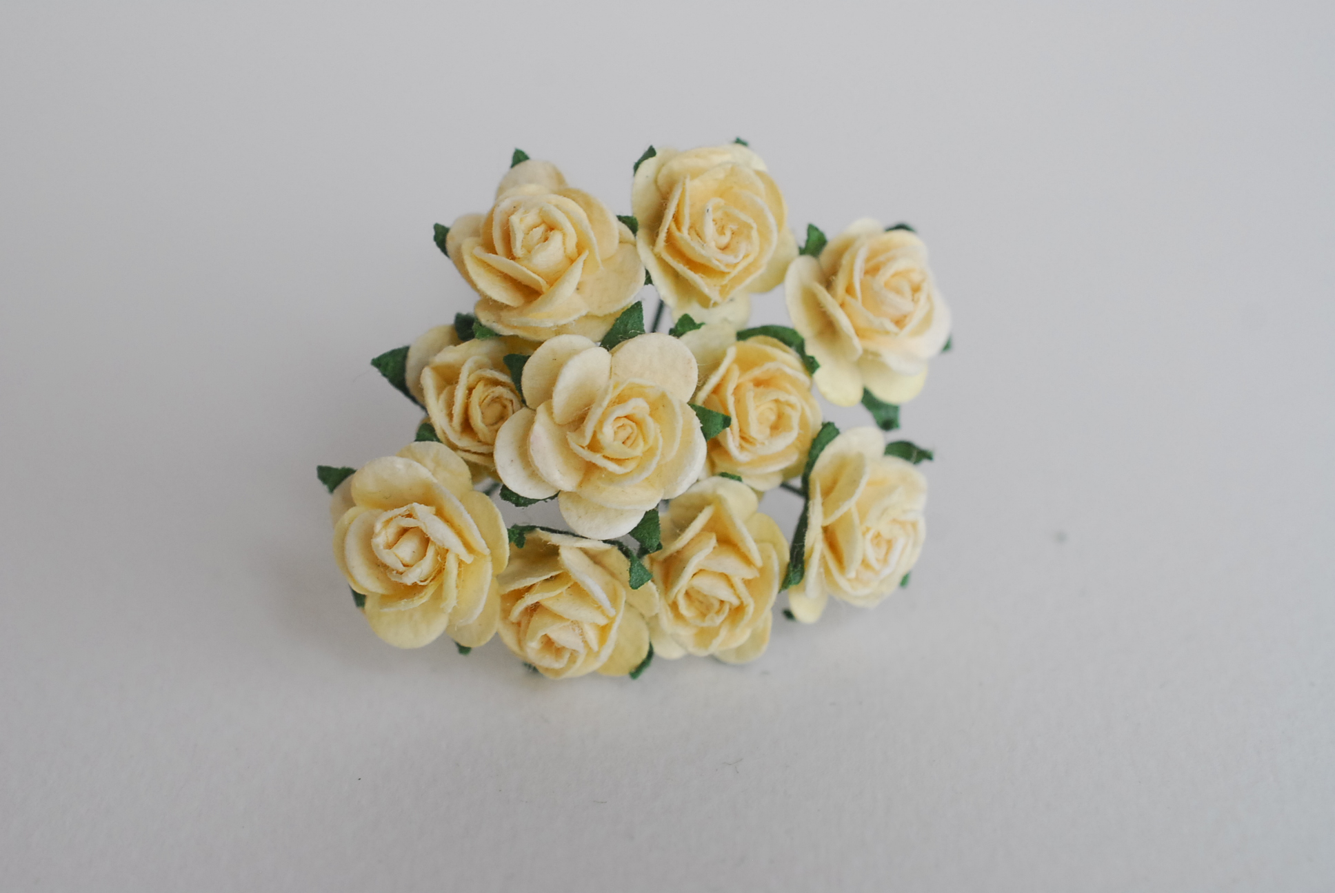 ดอกไม้กุหลาบกระดาษสา, ดอกกุหลาบจิ๋ว, ดอกไม้กระดาษสาขายส่ง สีเหลืองอ่อน ขนาด 1.5 cm. จำนวน 100 ดอก Paper Flowers size 1.5 cm., mini roses pale yellow color, 100 pcs. handmade flowers.