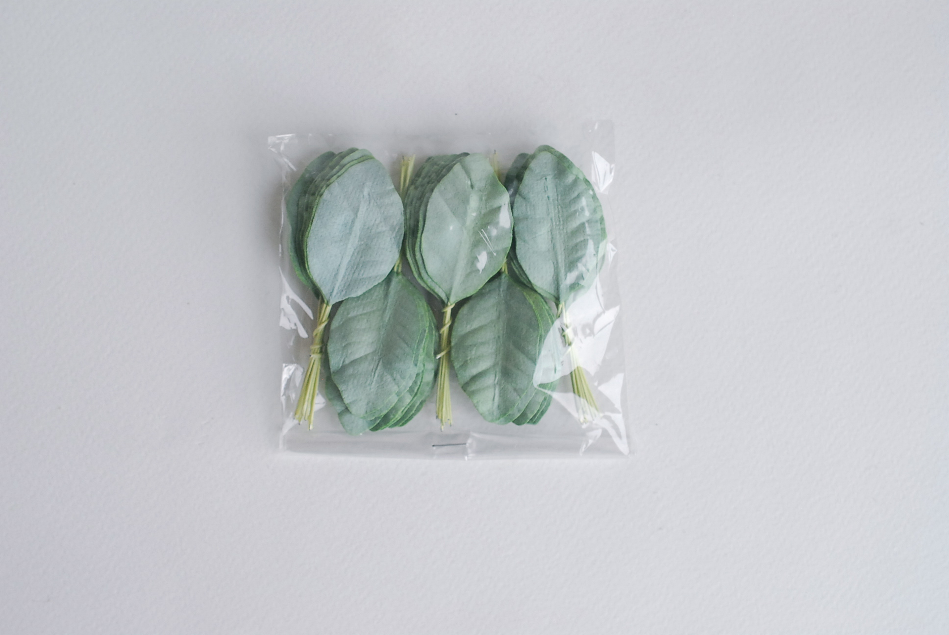 ใบไม้กระดาษ ใบไม้กระดาษสา ราคาส่ง,ใบไม่้กุหลาบกระดาษ สำหรับดอกมะลิกระดาษสา ใบไม้ประดิษฐ์ สำหรับตกแต่ง หรืองานแต่งงาน สีเขียว ขนาด 3.5x2.5 cm. จำนวน 50 ใบ