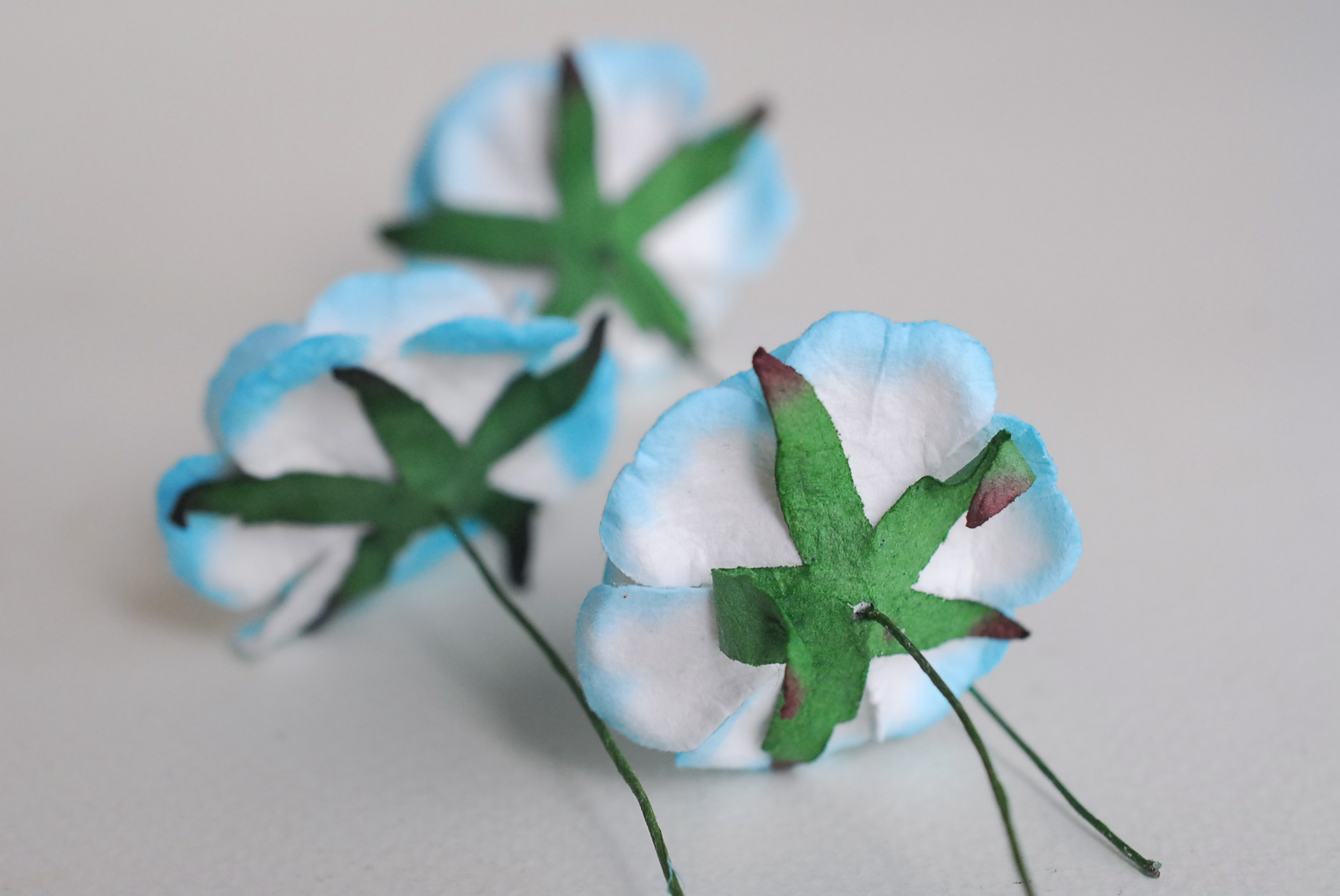 ดอกไม้กระดาษสา ดอกกุหลาบกระดาษสา ดอกไม้กุหลาบ ดอกไม้ประดิษฐ์ สำหรับตกแต่ง หรืองานแต่งงาน สีฟ้าเข้มปัดขาว ขนาด 3.5 cm. จำนวน 25 ดอก Paper flowers, handmade flowers, small roses paper size 3.5 cm. 25 pieces, blue sky brush white color.