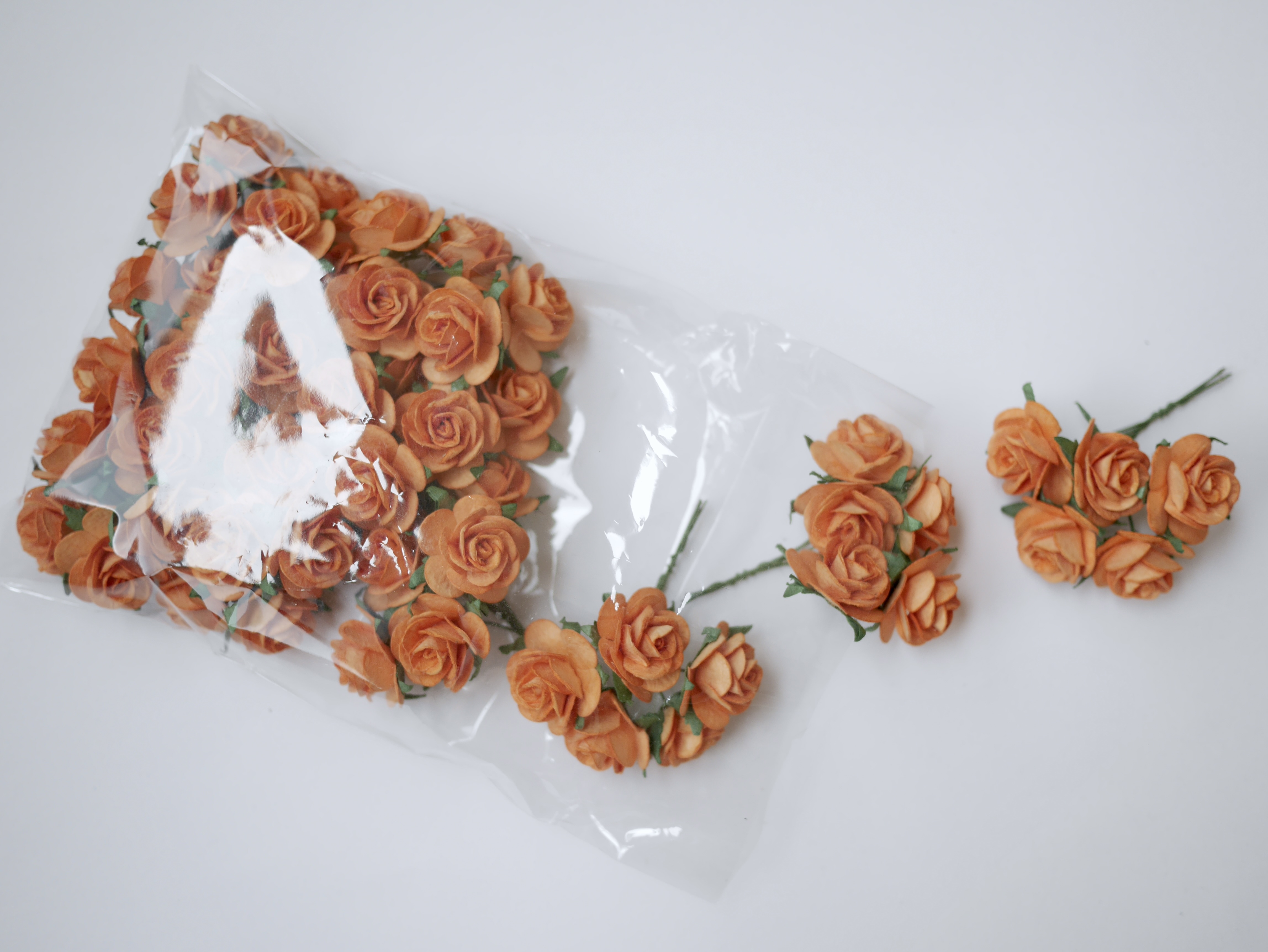 ดอกไม้กระดาษสา ราคาส่ง, ดอกกุหลาบกระดาษสา ดอกไม้ประดิษฐ์ ตกแต่งงานแต่งงาน ขนาด 2.5 cm., สำหรับของชำร่วย, งานแต่งงาน, ดอกไม้ทำข้อมือเจ้าสาว สีส้มอิฐ Paper flower, 50 Pieces mulberry rose, 2.5 cm. Fire orange color.