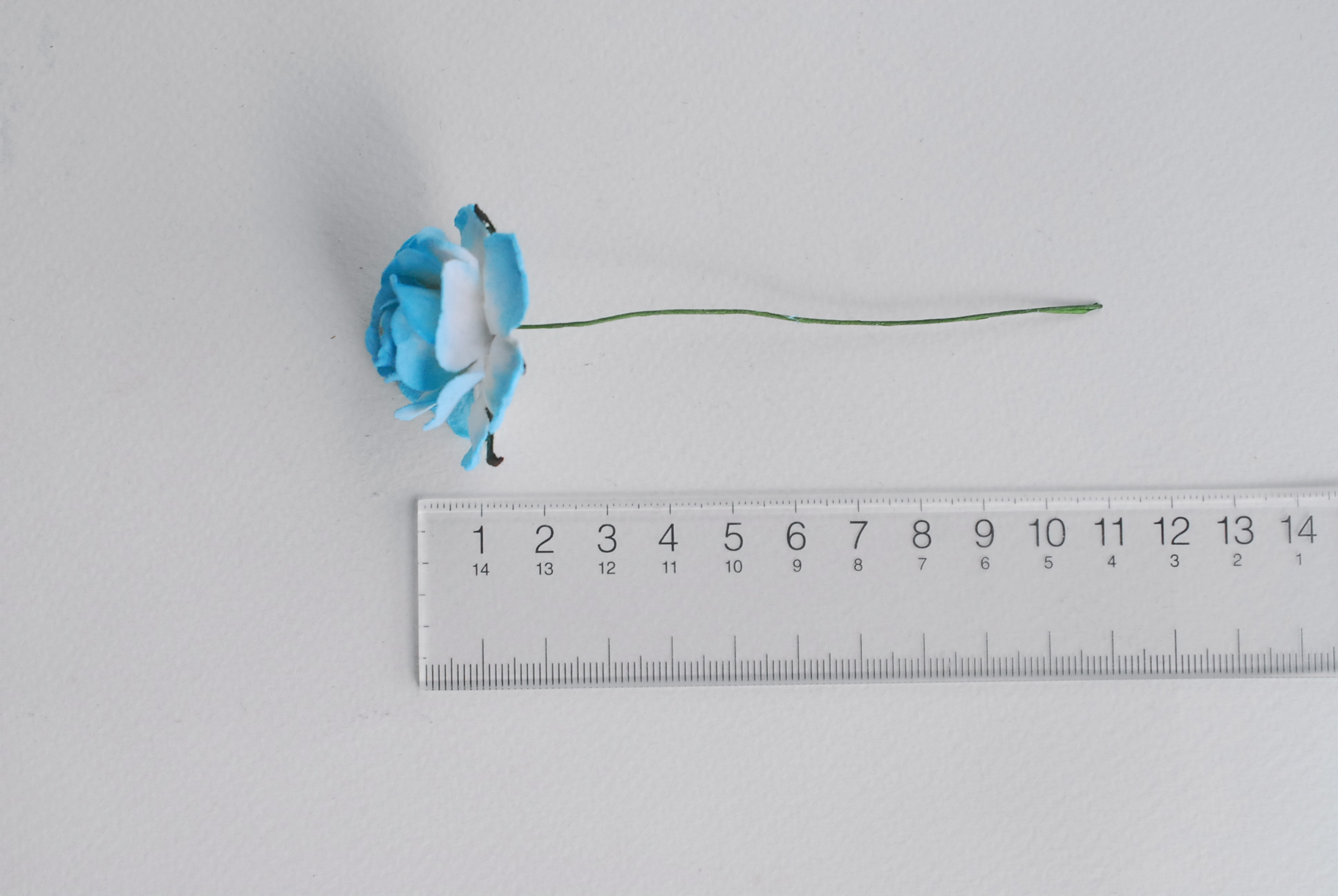 ดอกไม้กระดาษสา ดอกกุหลาบกระดาษสา ดอกไม้กุหลาบ ดอกไม้ประดิษฐ์ สำหรับตกแต่ง หรืองานแต่งงาน สีฟ้าเข้มปัดขาว ขนาด 3.5 cm. จำนวน 25 ดอก Paper flowers, handmade flowers, small roses paper size 3.5 cm. 25 pieces, blue sky brush white color.