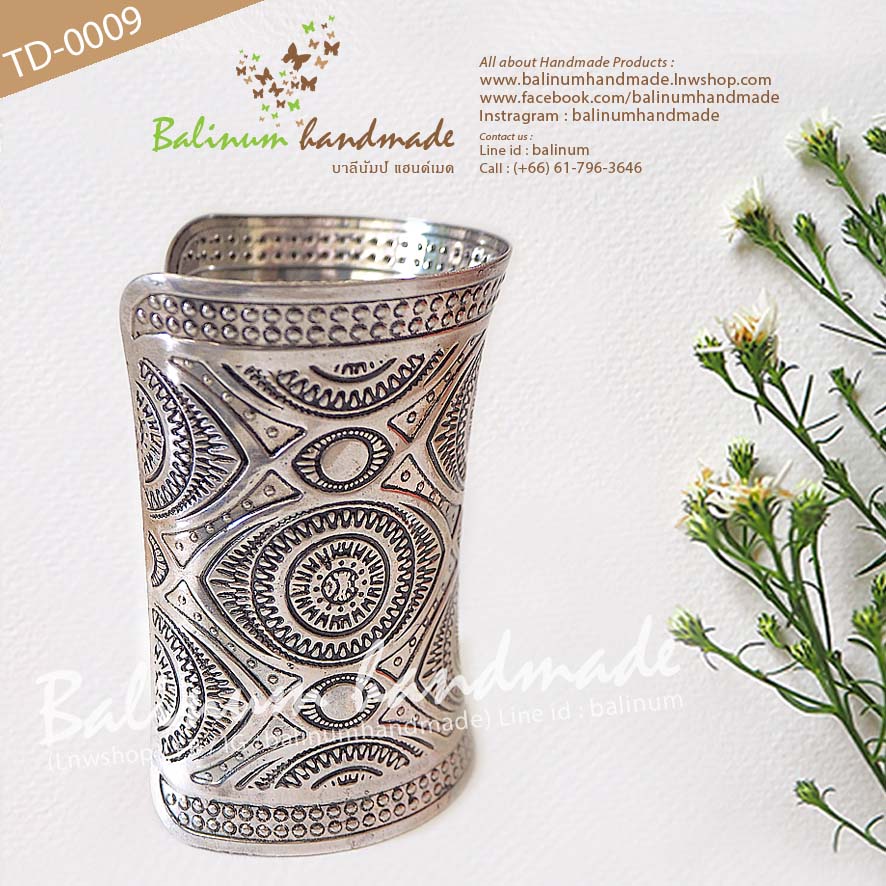 Silver Thai Traditional Vintage Open Wide Bangle in Bohemian Antique Style กำไลวินเทจสลักลาย สีเงินรมดำ สไตล์โบฮีเมียนแอนทีค สวมใส่ง่าย เพราะเป็นแบบง้าง เงิน (Silver)