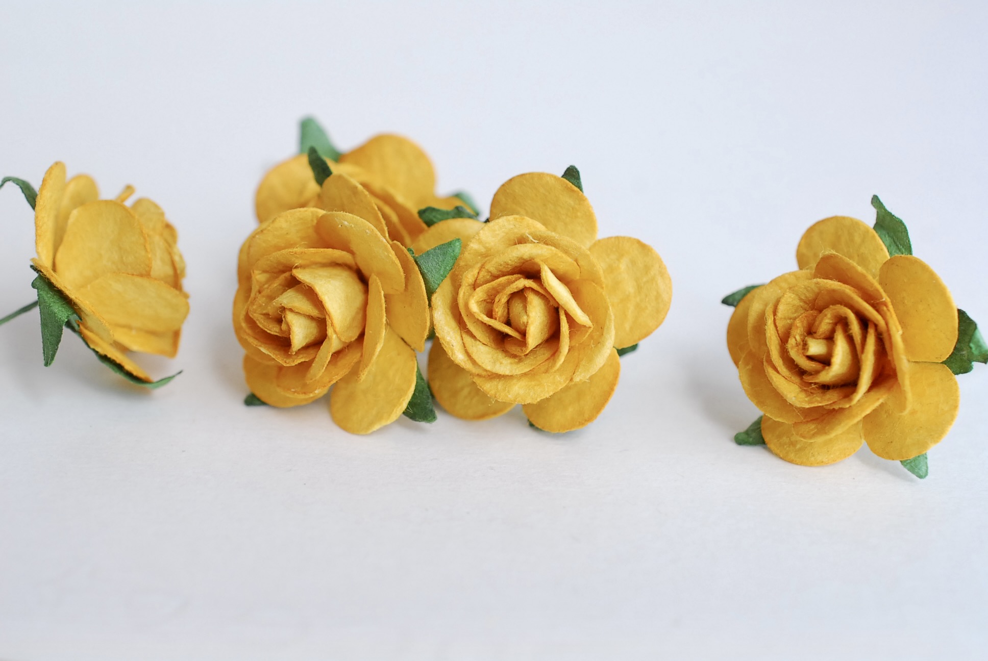 ดอกไม้กระดาษสา ดอกไม้กระดาษสา ราคาส่ง, ดอกกุหลาบกระดาษสา ดอกไม้ประดิษฐ์ สำหรับตกแต่ง หรืองานแต่งงาน สีเหลืองน้ำตาล ขนาด 2.5 cm. จำนวน 50 ดอก Paper flowers, handmade flowers, small roses paper size 2.5 cm. 50 pieces, brown yellow color.