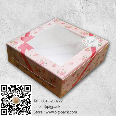 กล่องกระดาษสีชมพูลายดอกไม้คาดโบว์โชว์สินค้า 8.2x8.2x3 cm. 60 ชิ้น : 005079