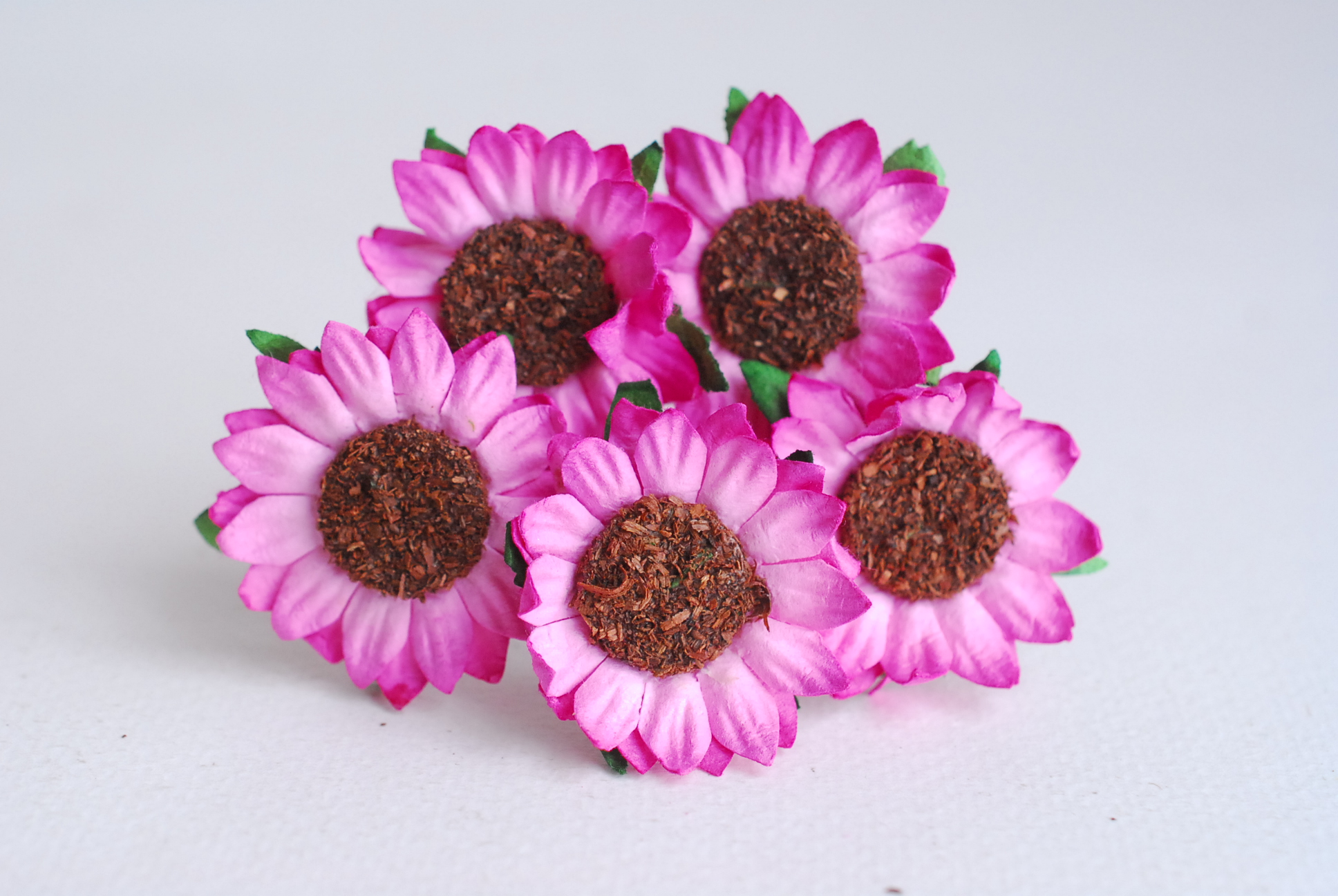 ดอกทานตะวันกระดาษ ดอกไม้กระดาษสา ดอกไม้ประดิษฐ์จากกระดาษสา ดอกทานตะวัน ดอกไม้กระดาษสาขายส่ง ดอกไม้ประดิษฐ์ ดอกไม้ทำข้อมือเพื่อนเจ้าสาว ขนาด 3.5 cm. จำนวน 25 ดอก สีบานเย็น Paper Flower, 25 Daisy Flowers, magenta brush color, size 3.5 cm., brown pollen.