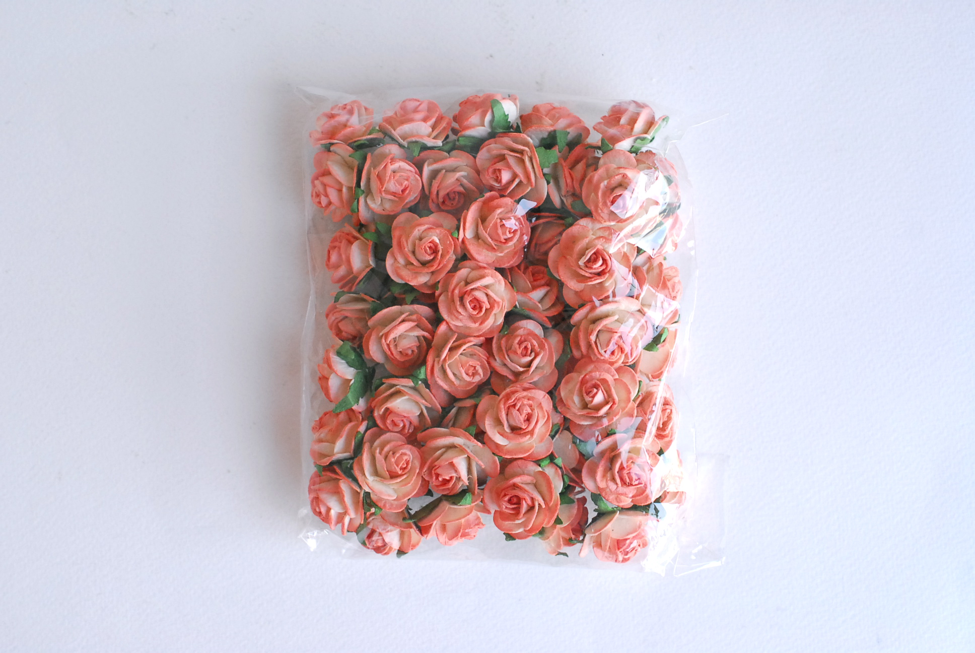 ดอกไม้กระดาษสา ดอกไม้กุหลาบกระดาษ ราคาส่ง, ดอกกุหลาบจิ๋ว ดอกกุหลาบกระดาษสา ดอกไม้ประดิษฐ์ สำหรับตกแต่ง หรืองานแต่งงาน สีpeachปัดขาวขนาด 2.5 cm. จำนวน 50 ดอก
