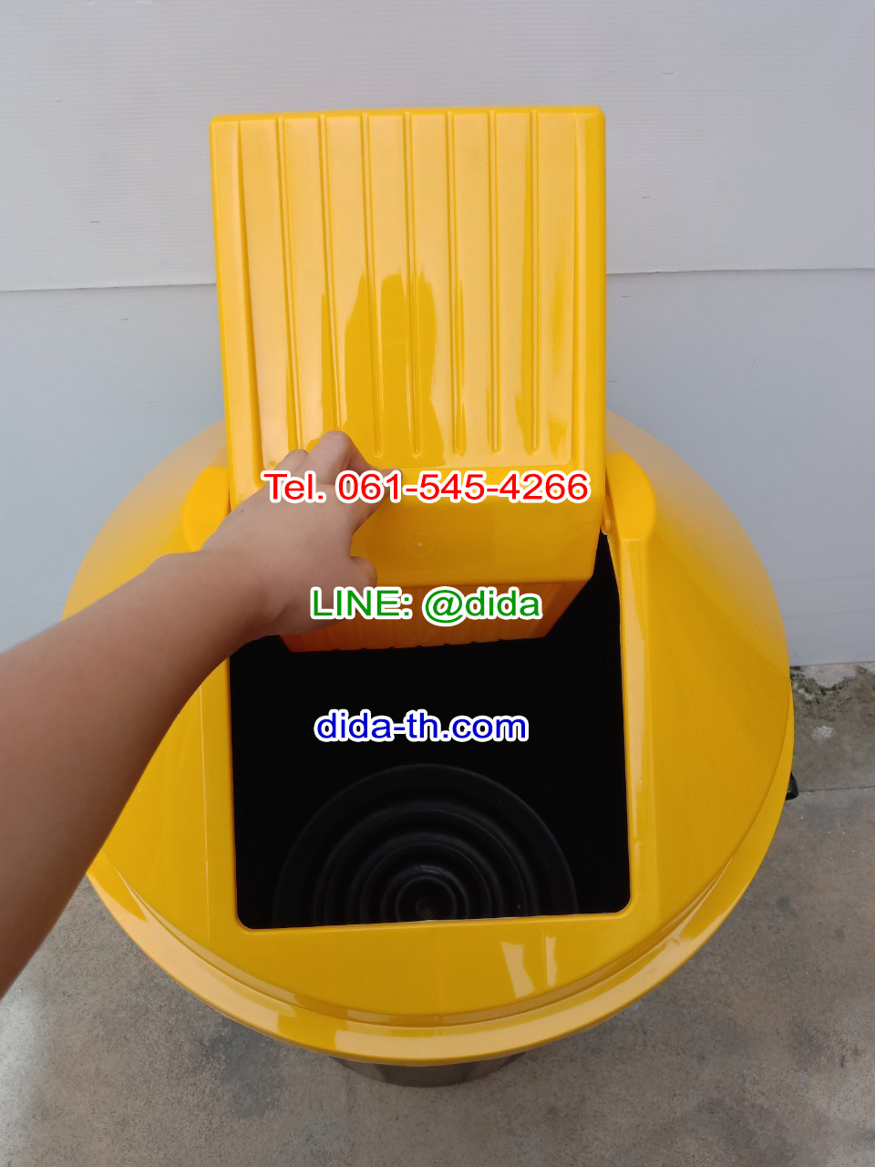 ถังขยะทรงกลม สีดำ ฝาแกว่ง ฝาสี 112 ลิตร