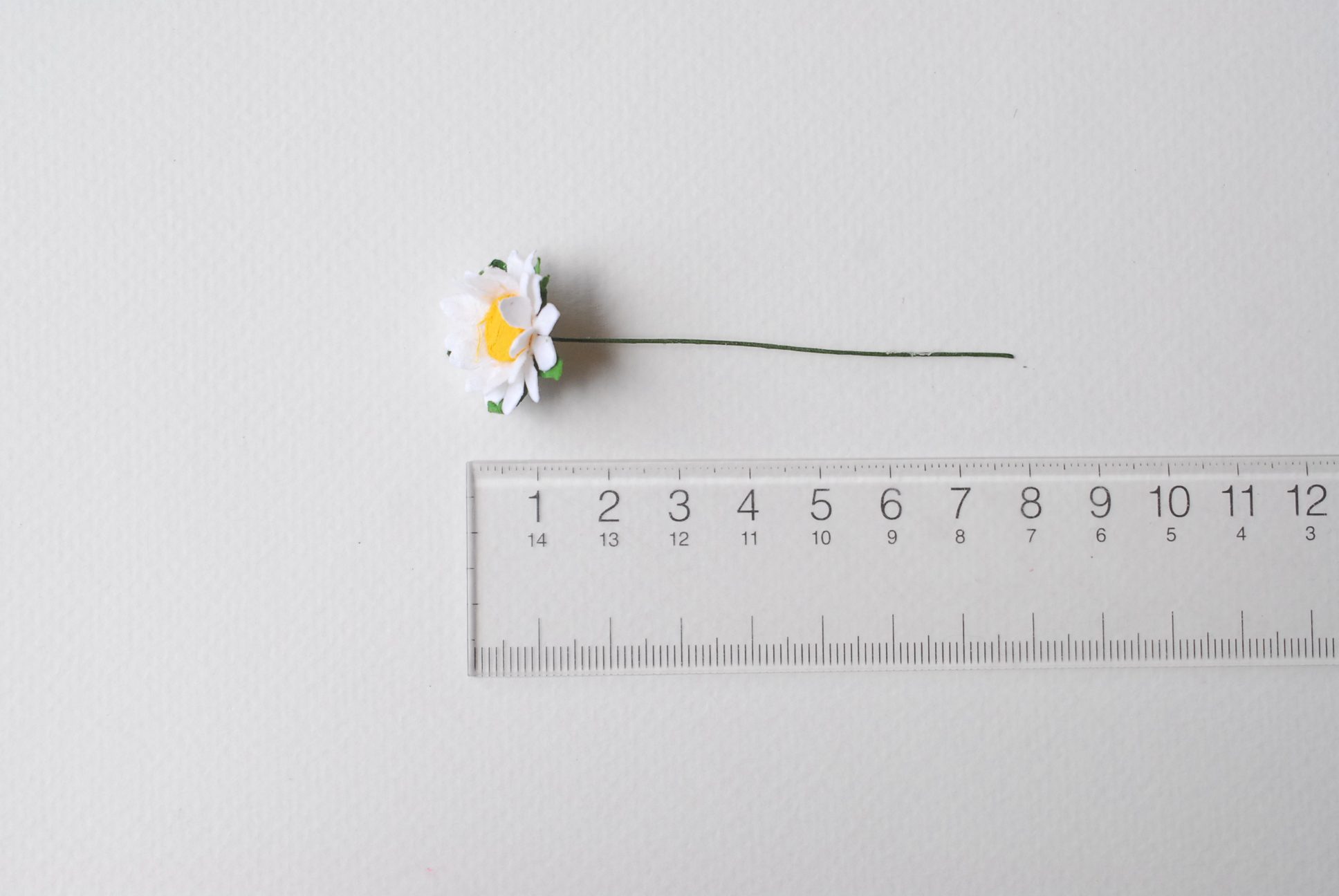 ดอกทานตะวันกระดาษ ดอกไม้กระดาษสา ดอกไม้ประดิษฐ์จากกระดาษสา ดอกทานตะวัน ดอกไม้กระดาษสาขายส่ง ดอกไม้ประดิษฐ์ ดอกไม้ทำข้อมือเพื่อนเจ้าสาว ขนาด 1.5 cm. จำนวน 50 ดอก สีเหลือง Paper Flower, Sun Flowers, white color, size 1.5 cm 50 pieces, yellow pollen.