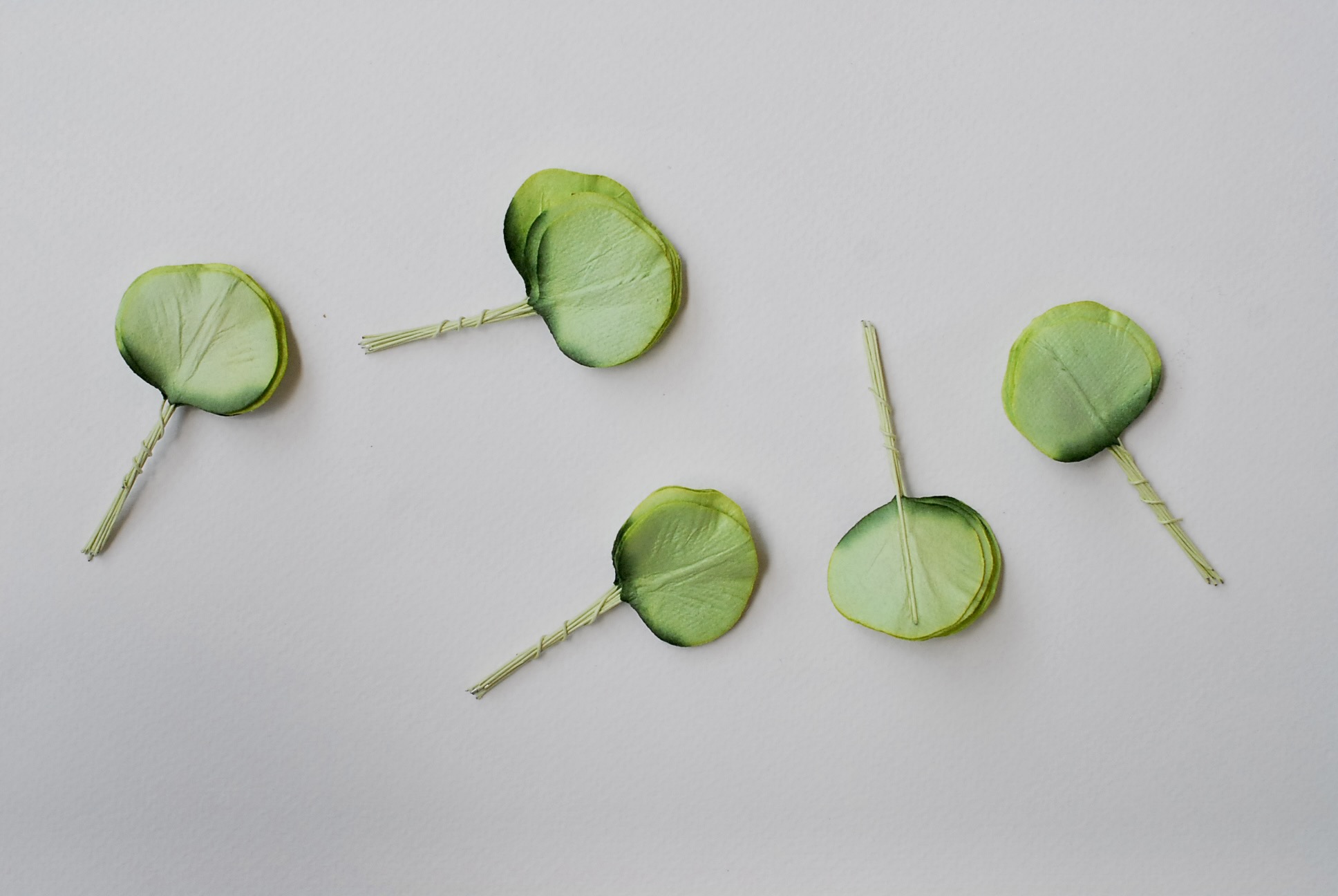 ใบไม้กระดาษ orbicular leaves ใบไม้กระดาษสา ราคาส่ง,ใบไม่้กลม กระดาษ สำหรับงานประดิษฐ์ ใบไม้ประดิษฐ์ สำหรับตกแต่ง หรืองานแต่งงาน สีเขียวสดปัดสีเข้ม ขนาด 3x3 cm. จำนวน 50 ใบ