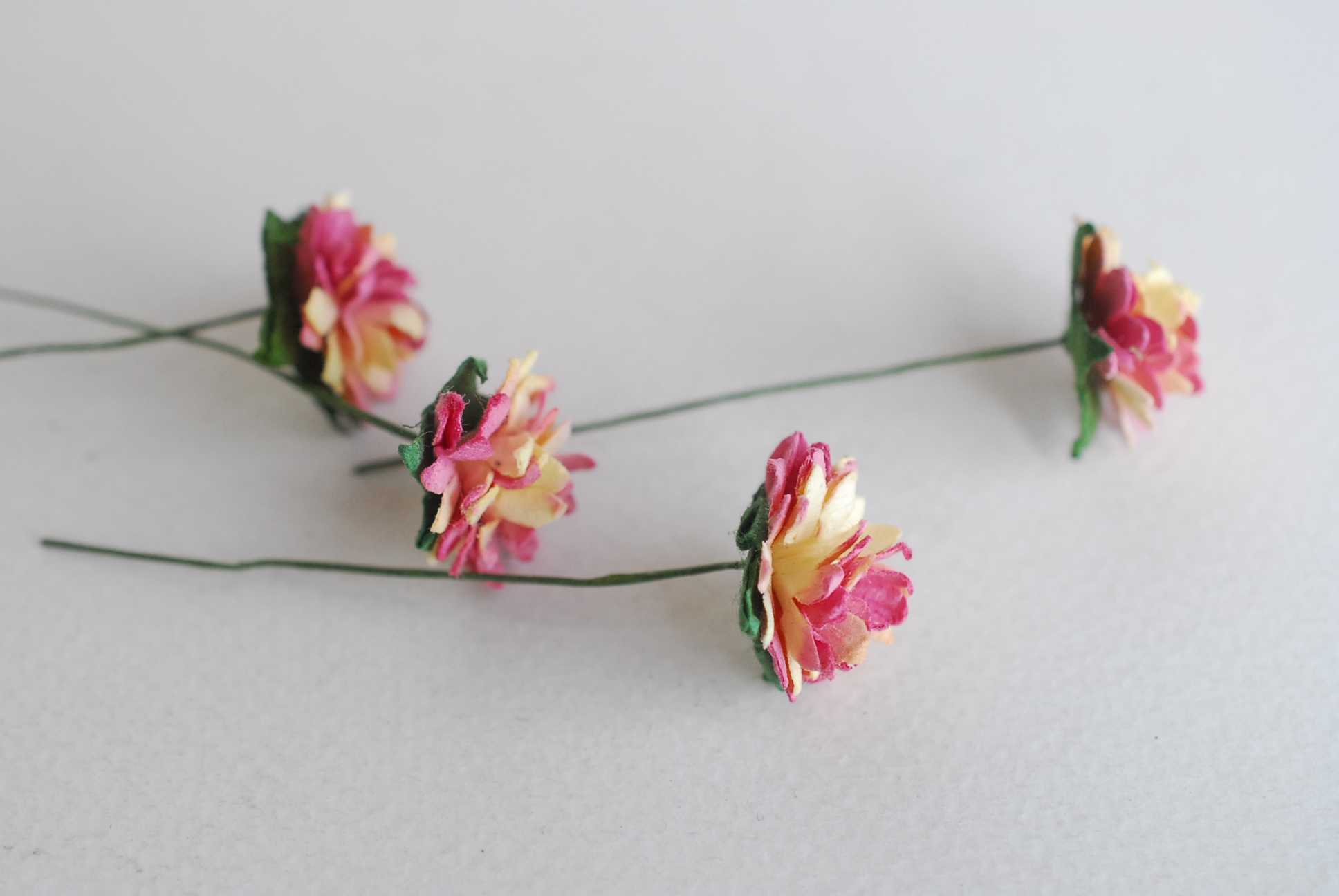 ดอกไม้ประดิษฐ์, ดอกไม้กระดาษสา, ดอก gypsophila, ดอกยิปโซ งานประดิษฐ์ตกแต่งของชำร่วย, ดอกไาด 1.5 cm ดอกไม้ทำพานพุ่ม,พานพวงมาลัย, พานรับไหว้, ขันหมาก. สีบานเย็นปัดเหลือง