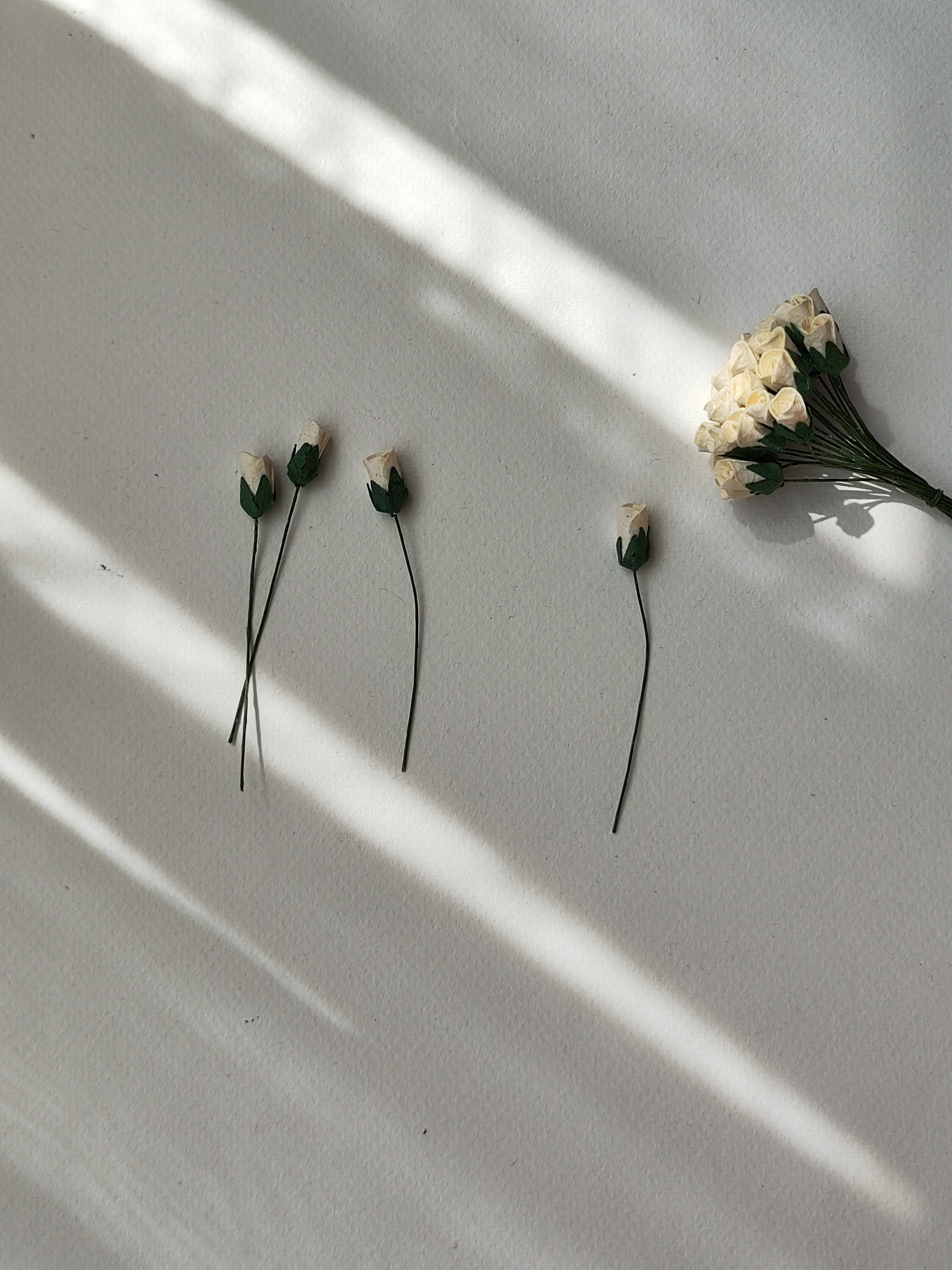 ดอกไม้กระดาษสา ดอกไม้กระดาษสา จตุจักร งานประดิษฐ์ ดอกไม้ทำข้อมือเพื่อนเจ้าสาว แต่งงาน, ดอกกุหลาบตูม 50 ดอก สีครีมอ่อน ขนาด 0.8x1.5 cm. paper flowers, budding roses flower 0.8 x1.5 cm. 50 pieces. pale ivorycolor