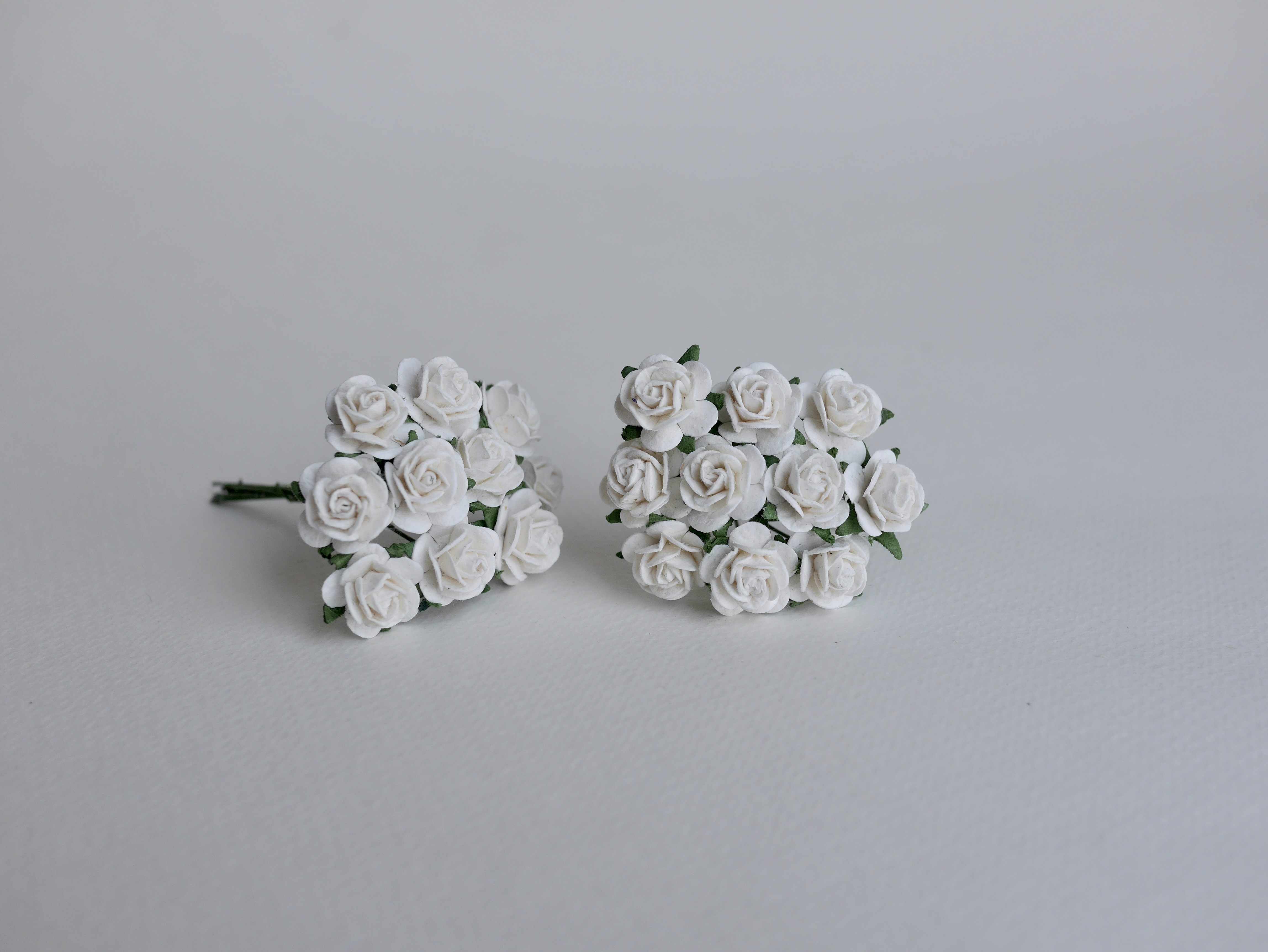 ดอกไม้กุหลาบกระดาษ, ดอกกุหลาบกระดาษสา ดอกกุหลาบจิ๋ว ดอกกุหลาบกระดาษสา สำหรับประดับ ตกแต่งของชำร่วย, งานแต่งงาน สีMIXED น้ำเงินเข้ม ฟ้าปัดขาว ฟ้า ขาว และ ฟ้าตุ่น ขนาด 1.5 cm. จำนวน 100 ดอก